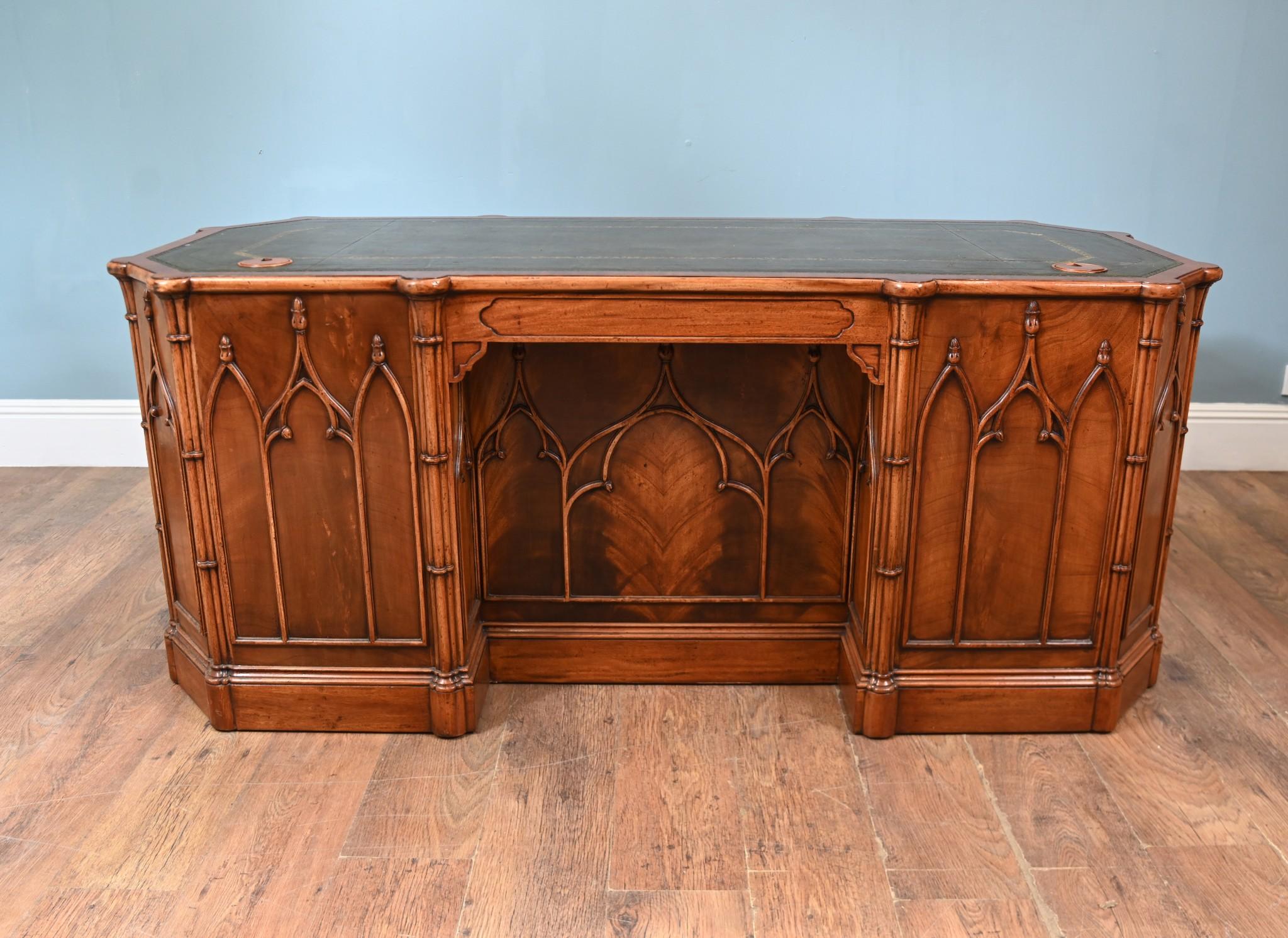Englischer Gothic-Schreibtisch aus Nussbaumholz Pugin im Angebot 5