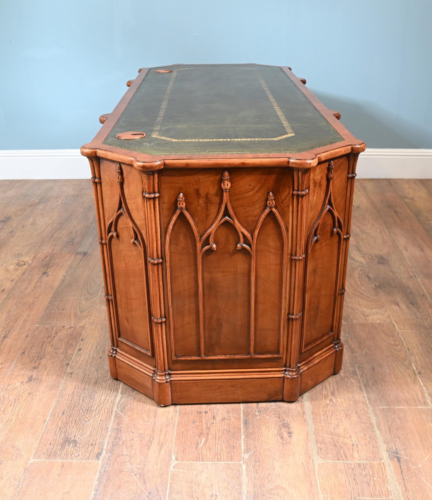 Englischer Gothic-Schreibtisch aus Nussbaumholz Pugin (Gotisch) im Angebot