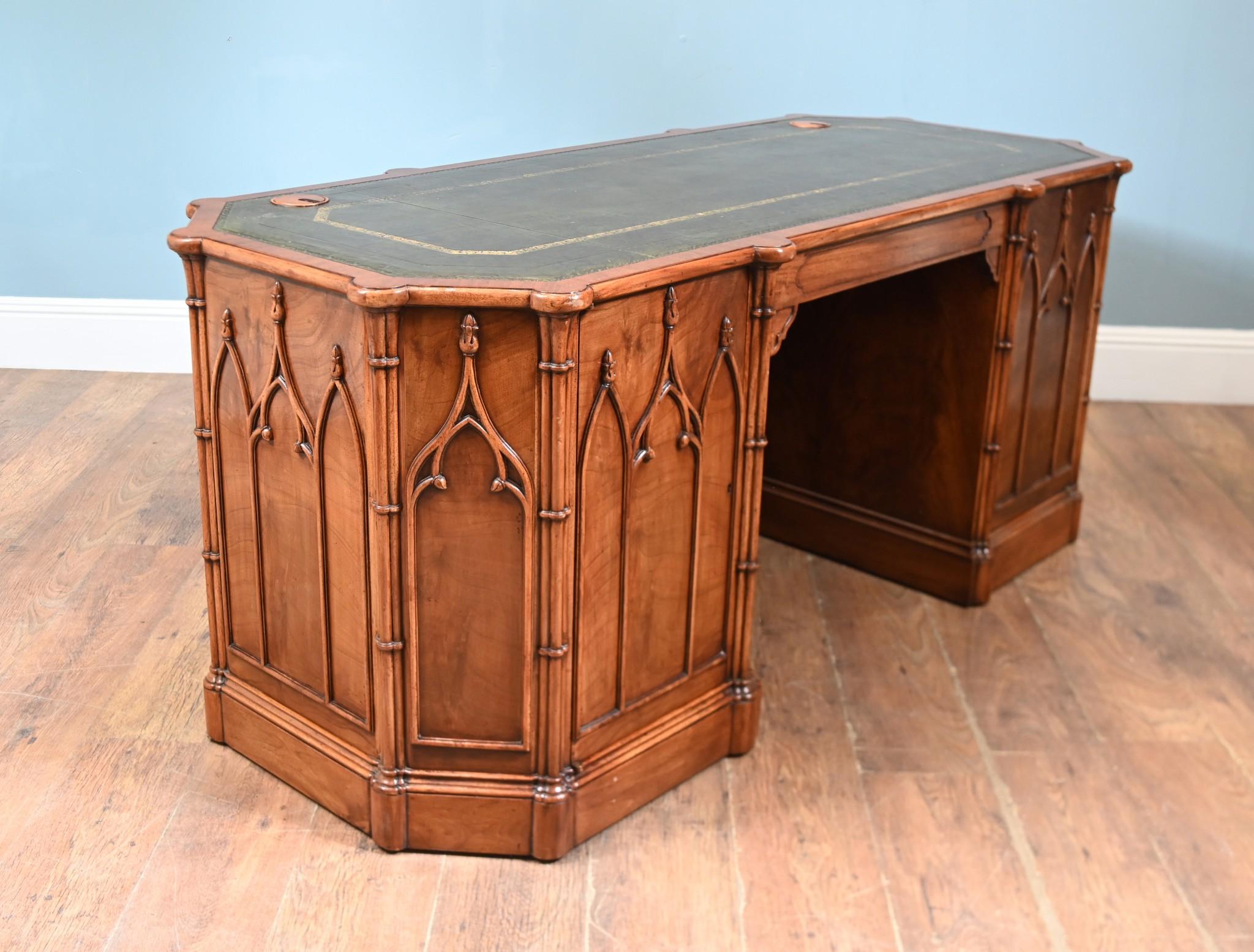 Englischer Gothic-Schreibtisch aus Nussbaumholz Pugin (Ende des 20. Jahrhunderts) im Angebot