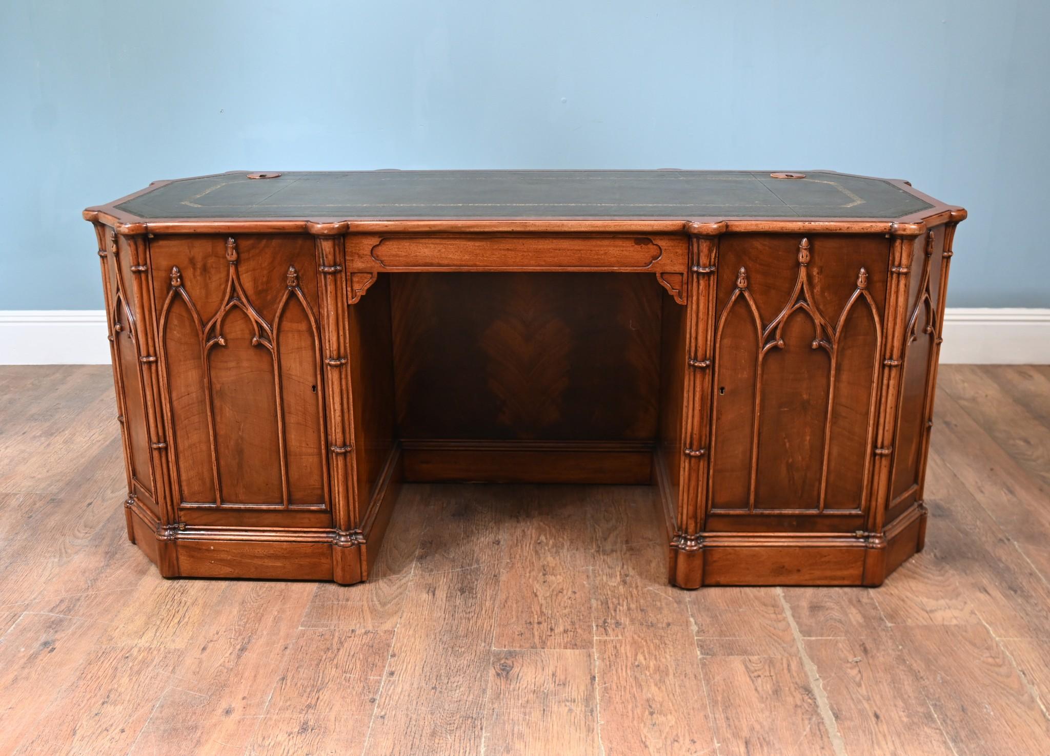 Englischer Gothic-Schreibtisch aus Nussbaumholz Pugin im Angebot 3
