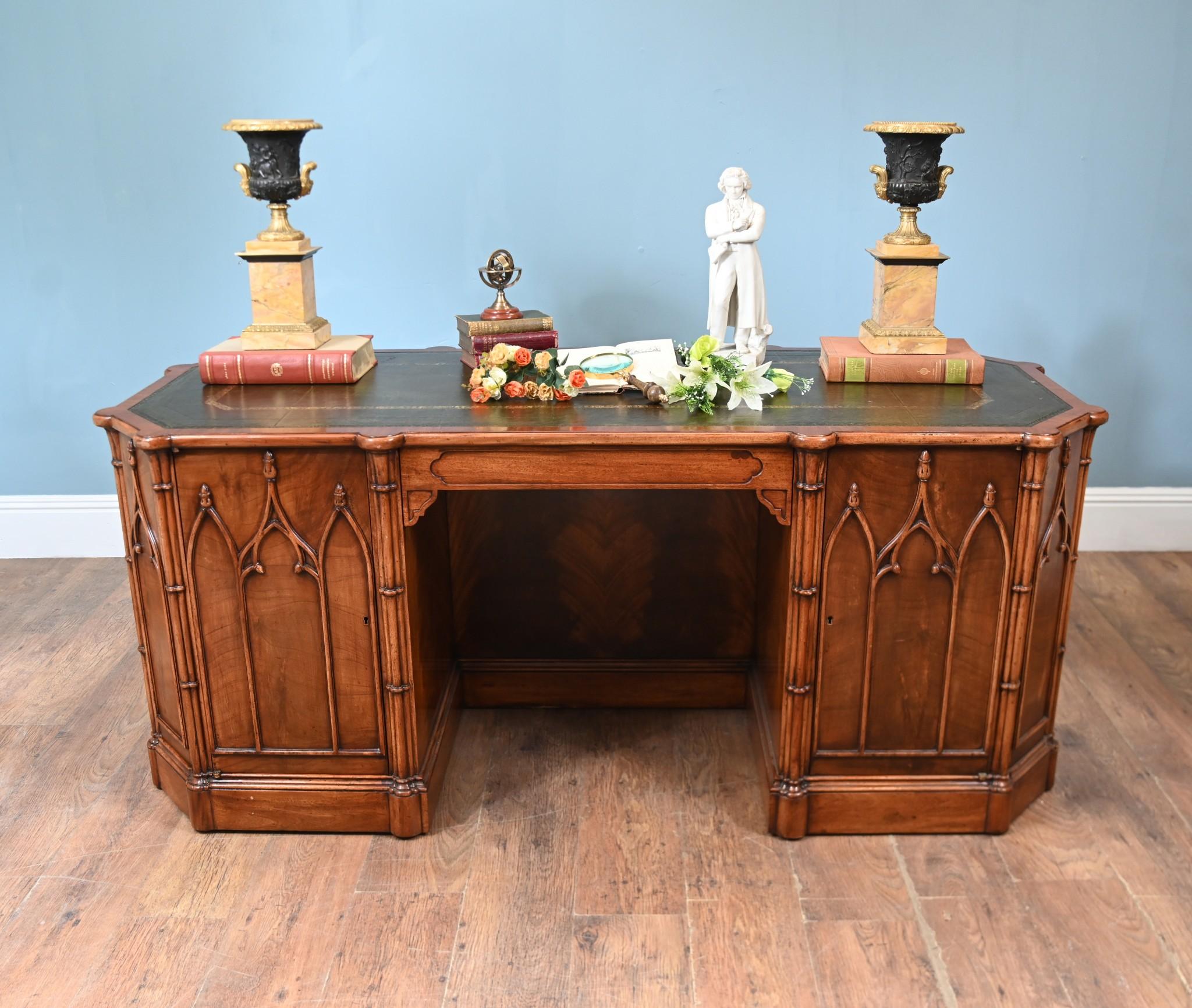 Englischer Gothic-Schreibtisch aus Nussbaumholz Pugin im Angebot