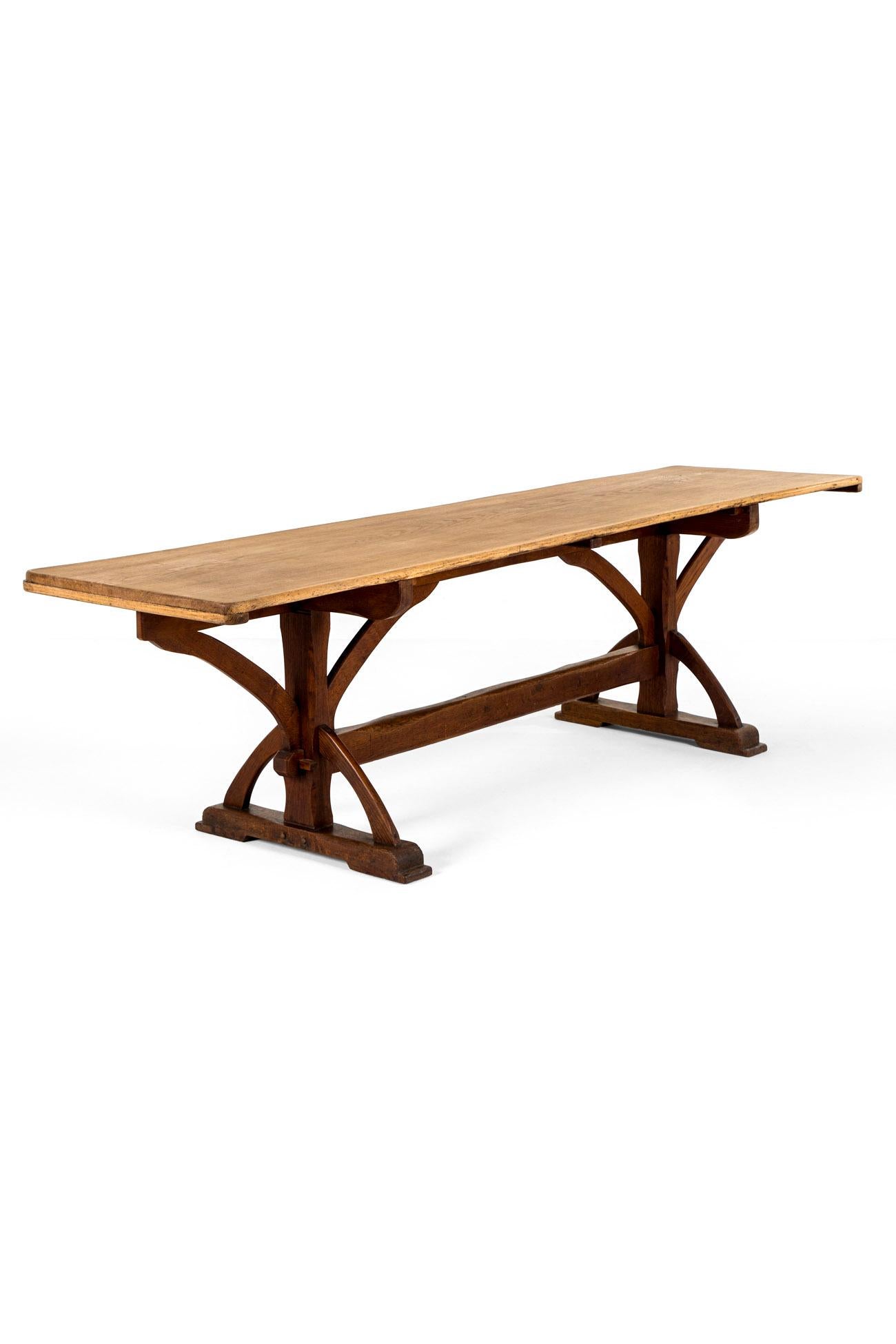 Exceptionnelle table de réfectoire en chêne du milieu de l'époque victorienne, de style gothique, à la manière de E W Pugin.

Le plateau de table blanchi naturellement est constitué d'une seule planche épaisse de chêne présentant une splendide