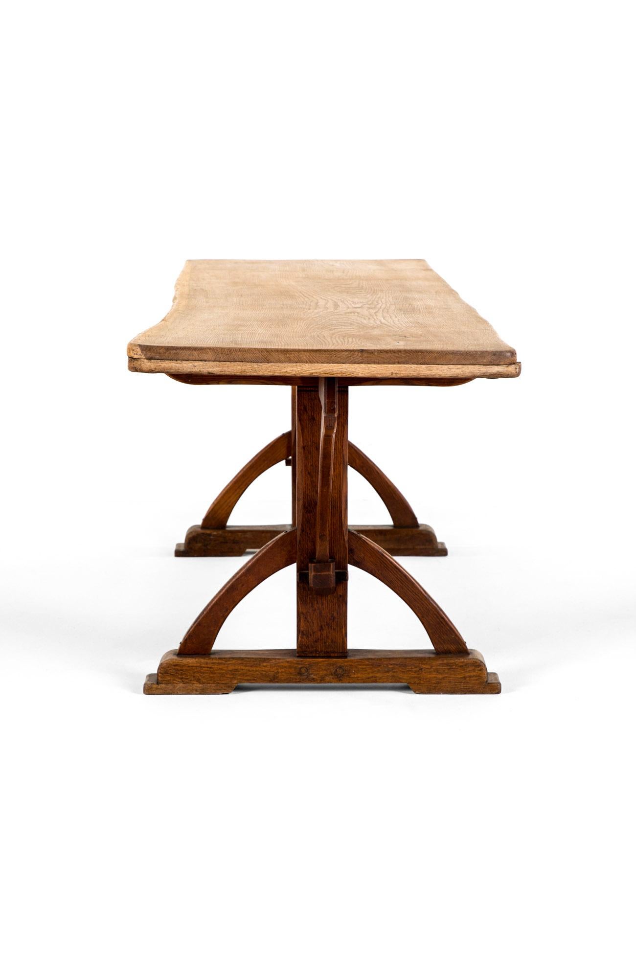 Sculpté à la main Table de réfectoire en Oak gothique anglais à la manière de E W Pugin en vente