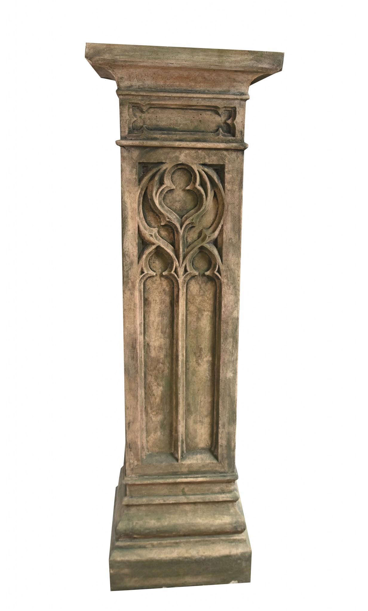 Stai visualizzando un meraviglioso piedistallo da giardino in stile gotico
Ottimo pezzo per esporre pezzi decorativi come urne o busti all'esterno
Naturalmente può essere utilizzato anche all'interno, in un corridoio o in una stanza.
Realizzato in