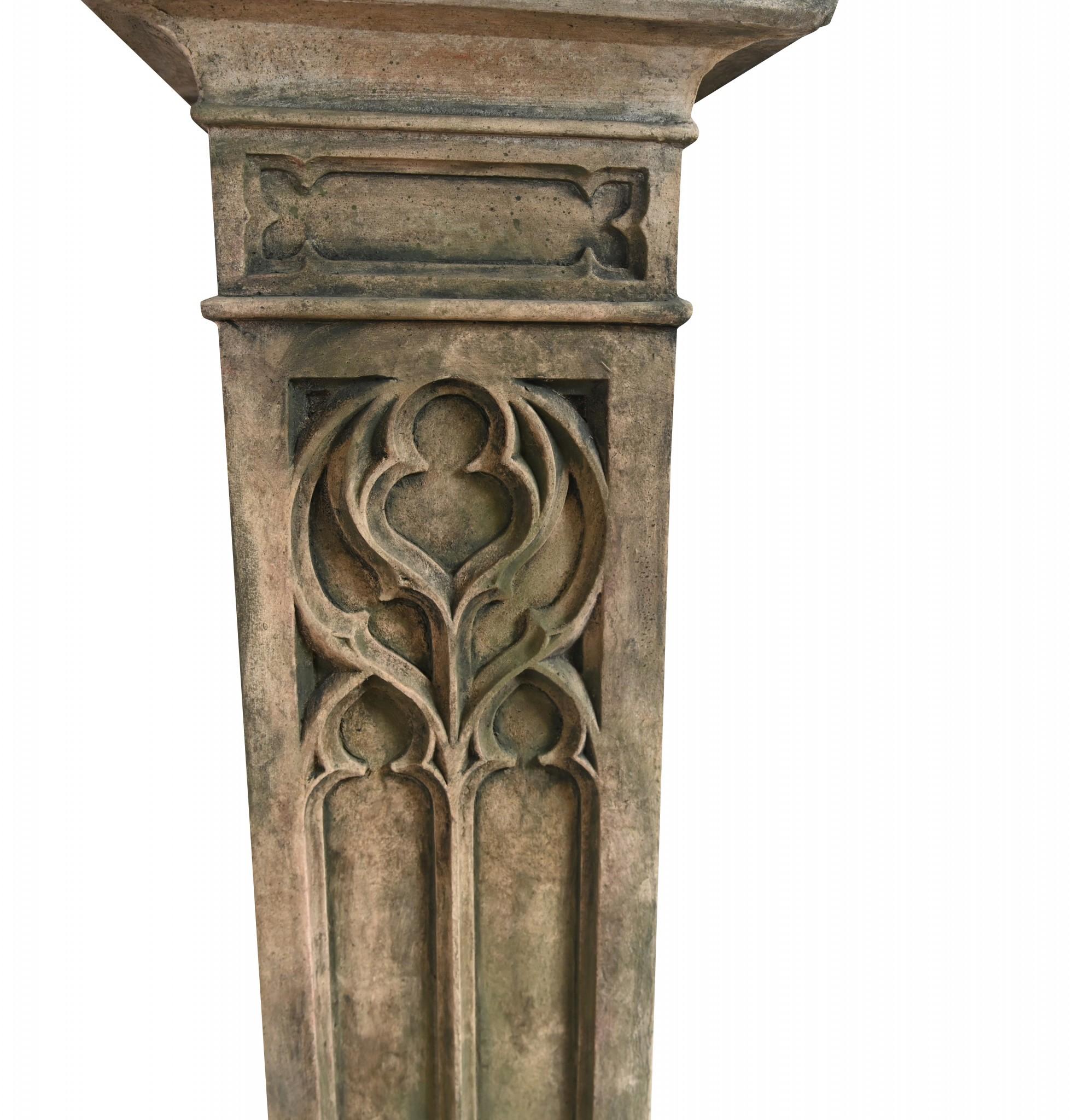 Gotico Tavolo da giardino con colonna a piedistallo in stile gotico inglese A. Stone in vendita