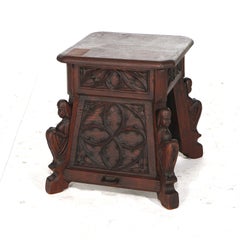 Piantana di Oak inglese in stile gotico revival profondamente intagliata C1870