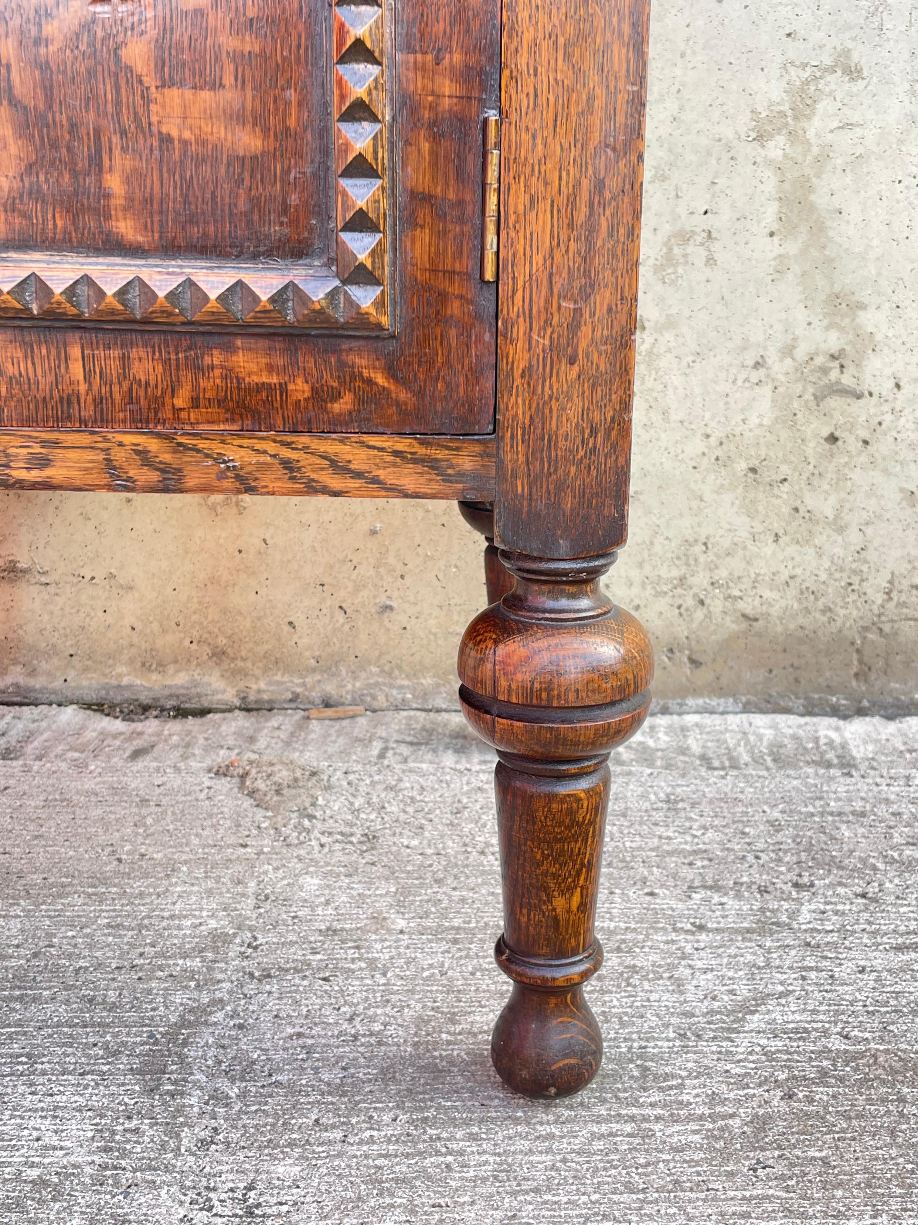 Britannico Comodino inglese in stile gotico revival intagliato a mano in Oak Oak in vendita