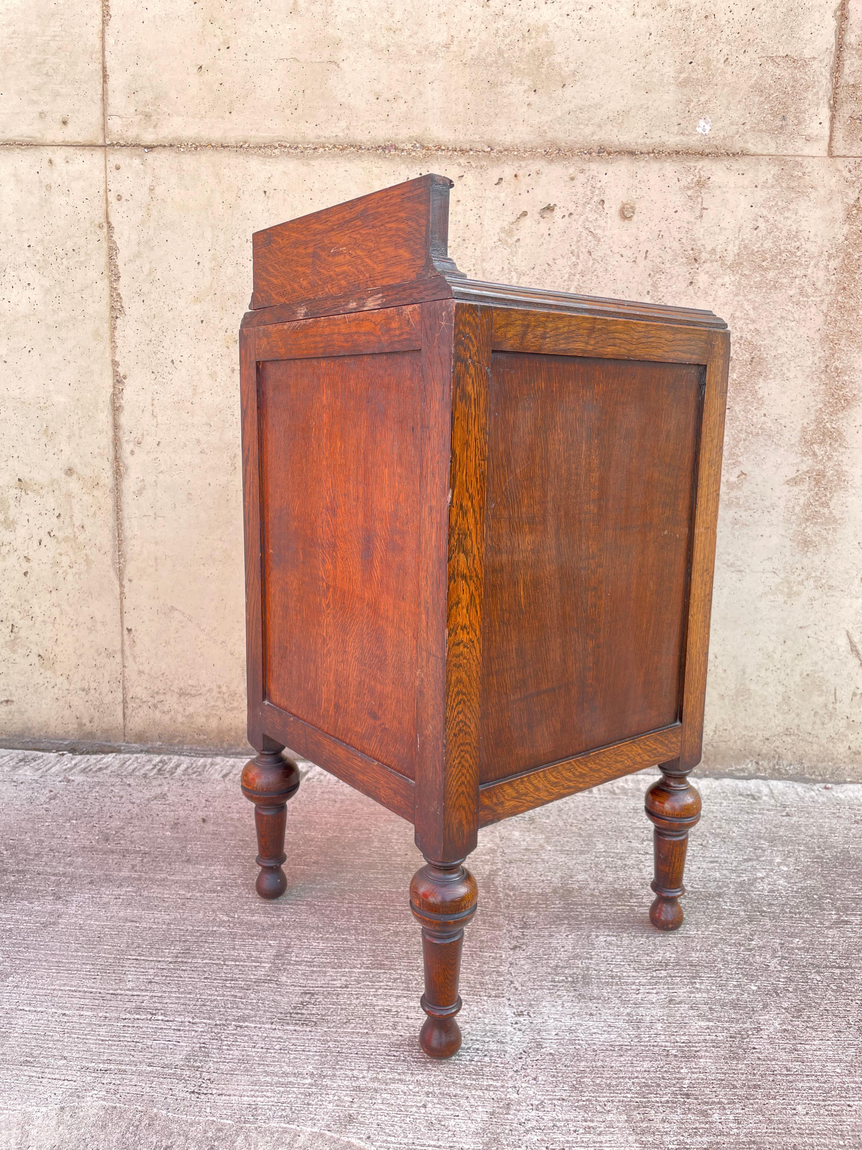 Fatto a mano Comodino inglese in stile gotico revival intagliato a mano in Oak Oak in vendita