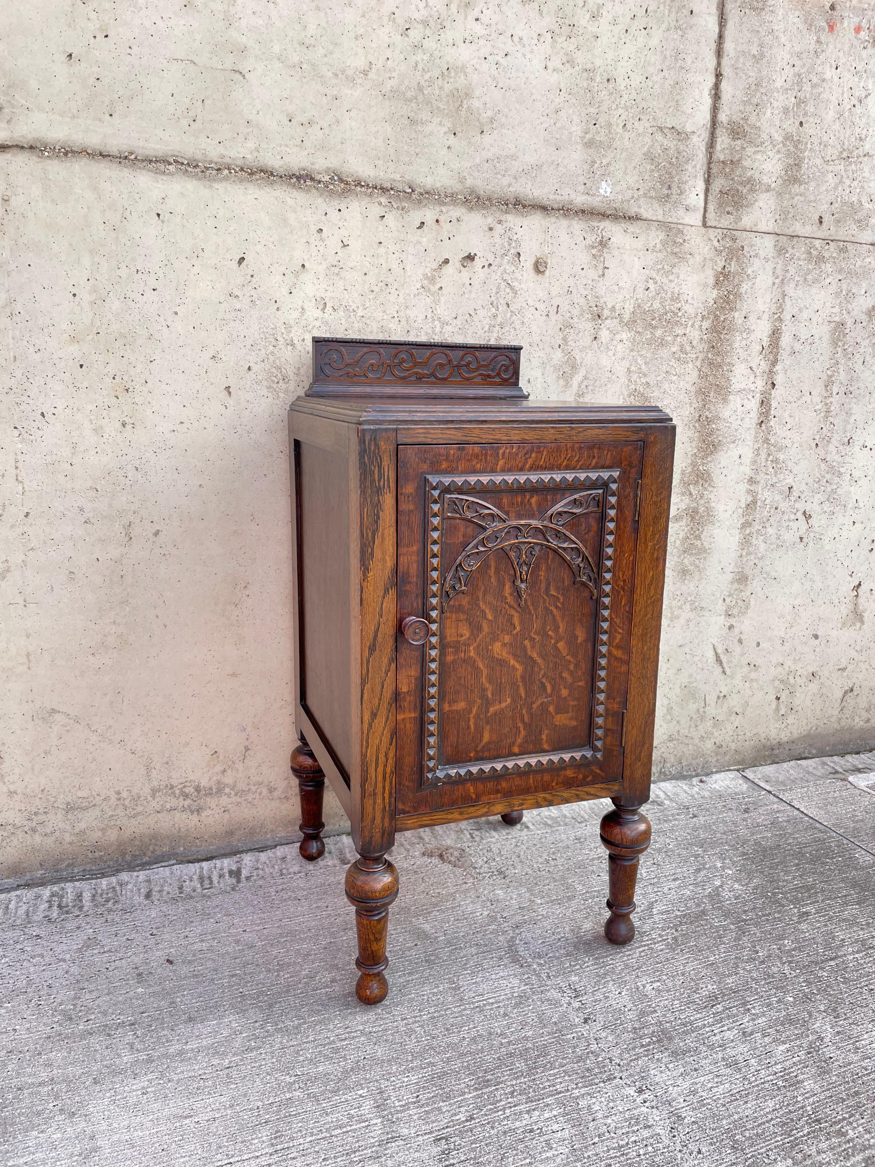 Inizio XX secolo Comodino inglese in stile gotico revival intagliato a mano in Oak Oak in vendita