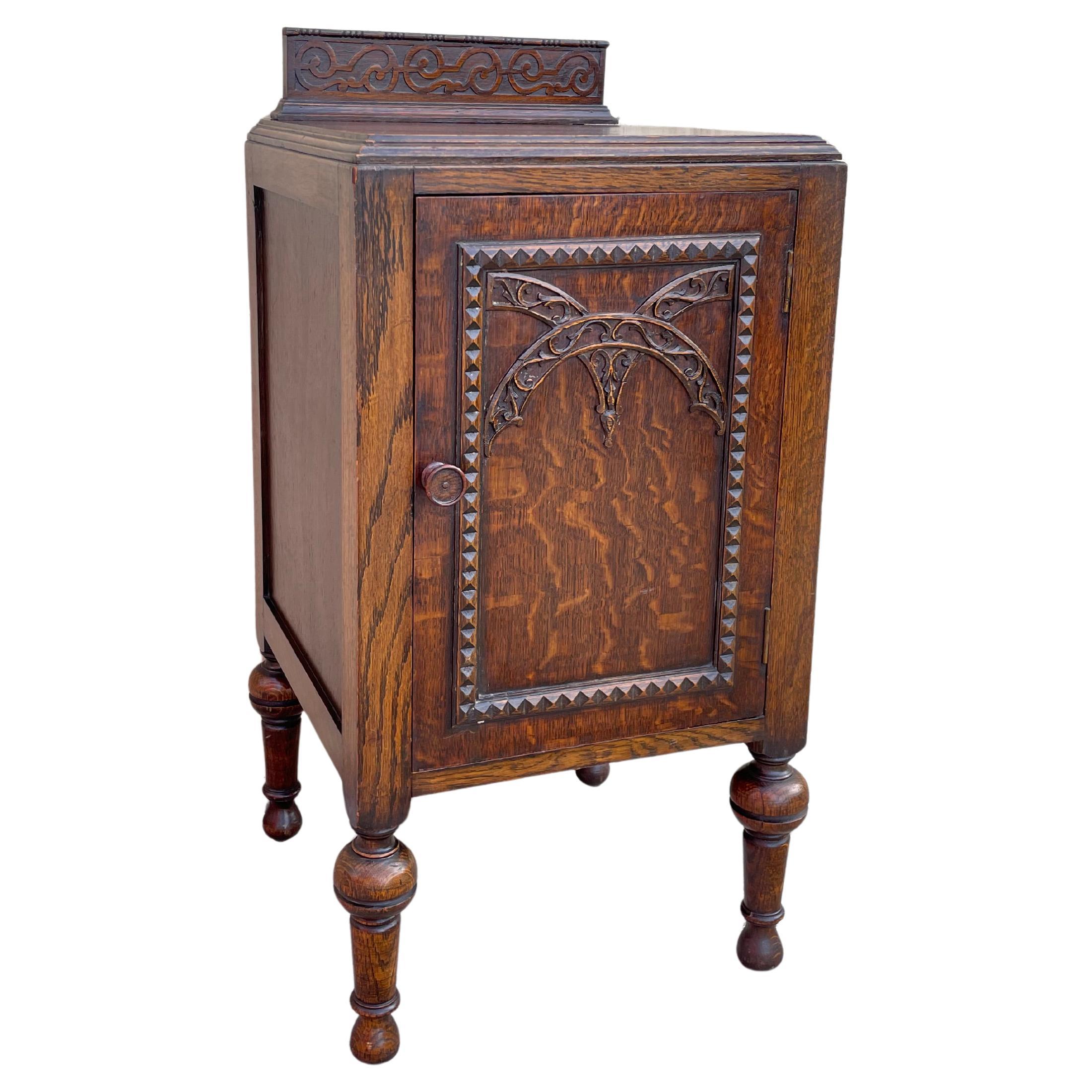Comodino inglese in stile gotico revival intagliato a mano in Oak Oak in vendita