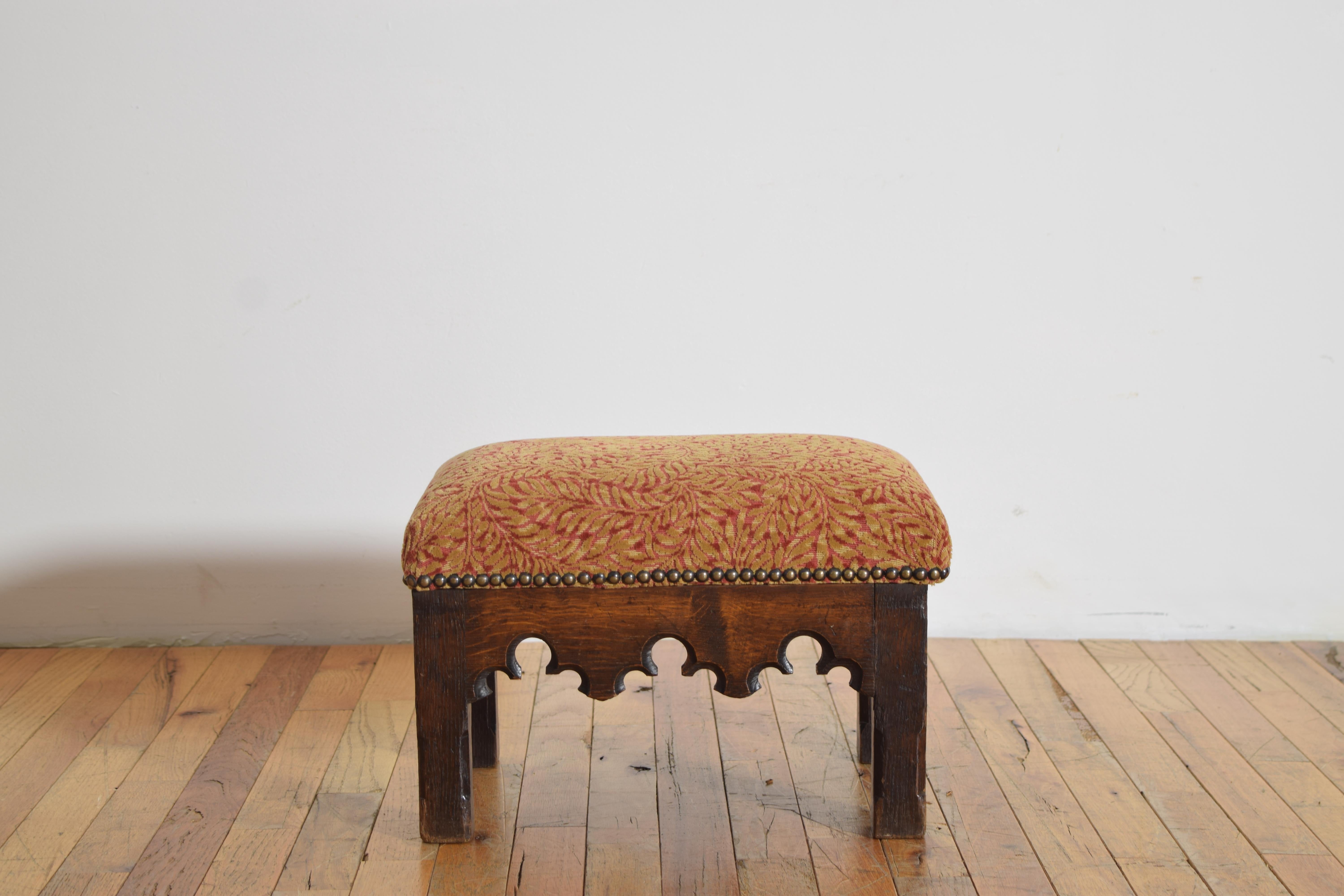 Néo-gothique Tabouret en chêne et tapissé de style néo-gothique anglais, vers 1875 en vente