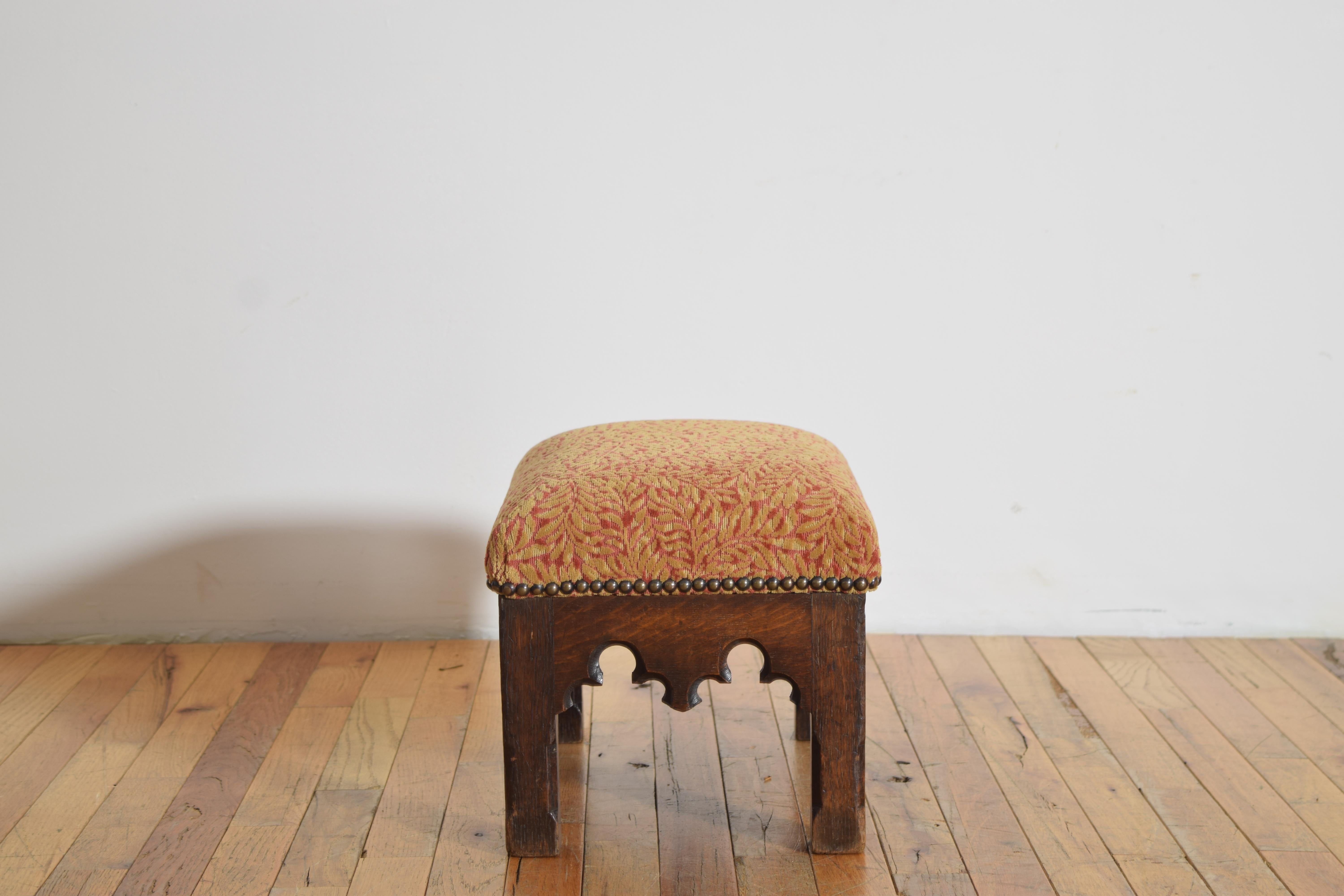Anglais Tabouret en chêne et tapissé de style néo-gothique anglais, vers 1875 en vente