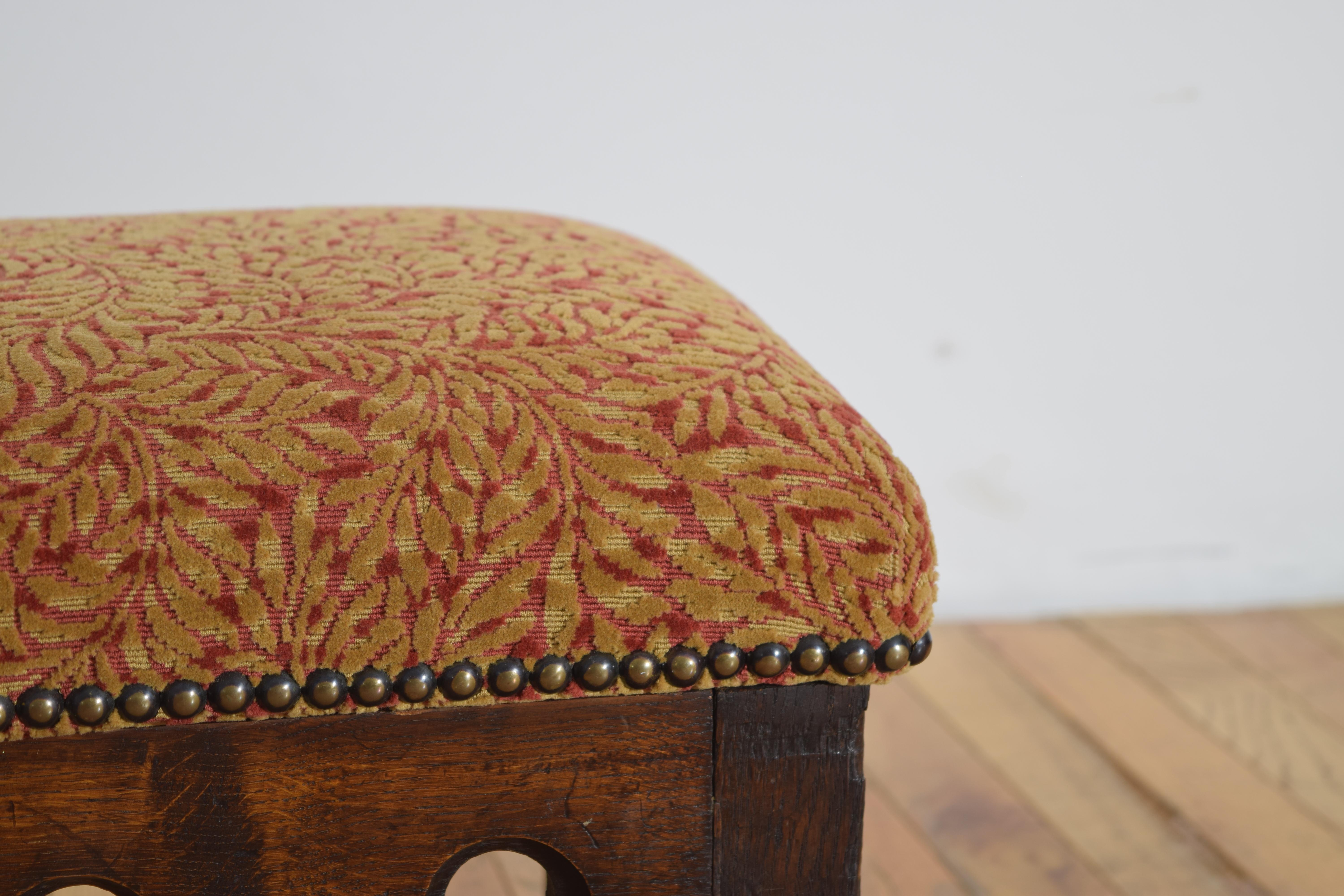 Tabouret en chêne et tapissé de style néo-gothique anglais, vers 1875 Bon état - En vente à Atlanta, GA