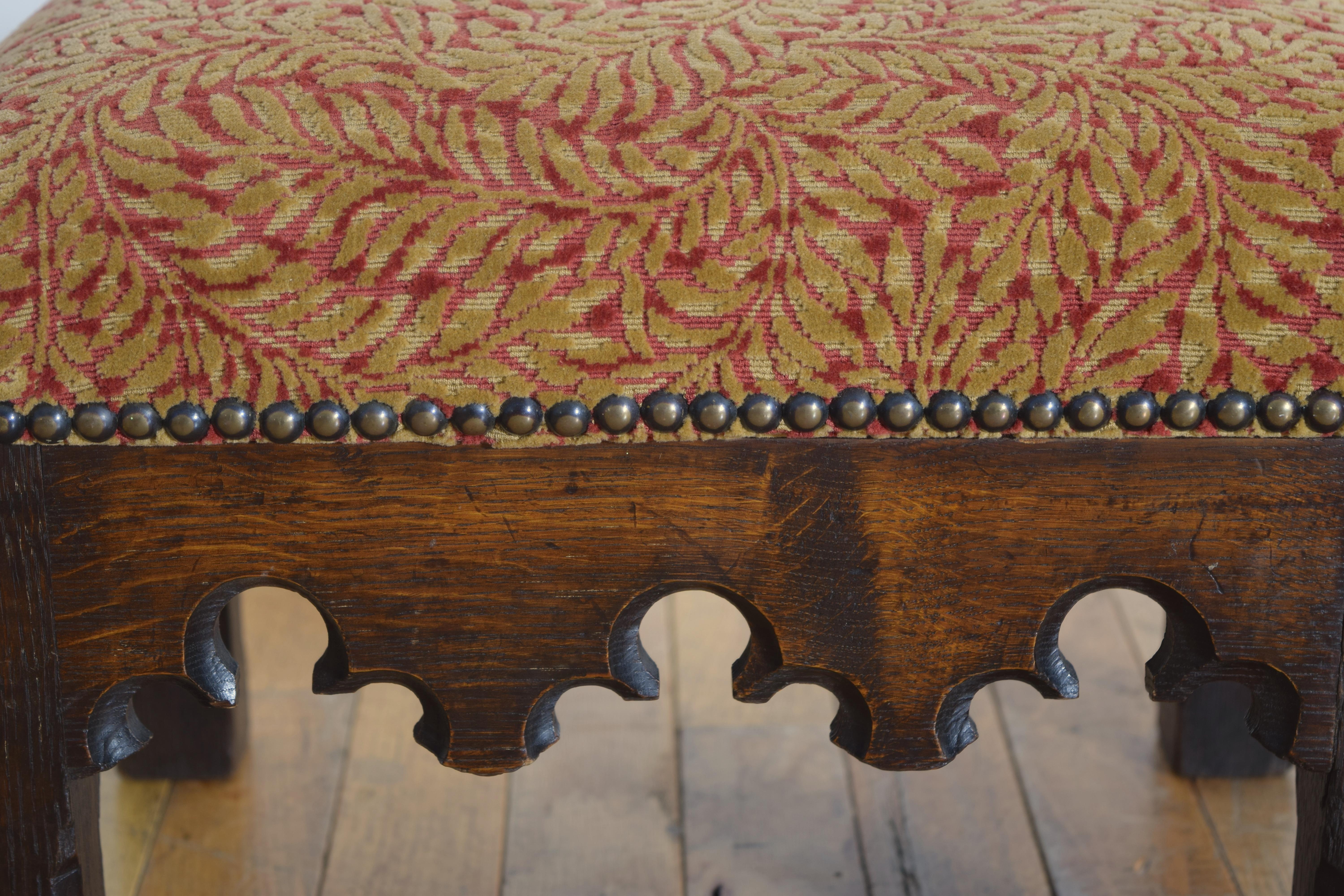 Fin du XIXe siècle Tabouret en chêne et tapissé de style néo-gothique anglais, vers 1875 en vente