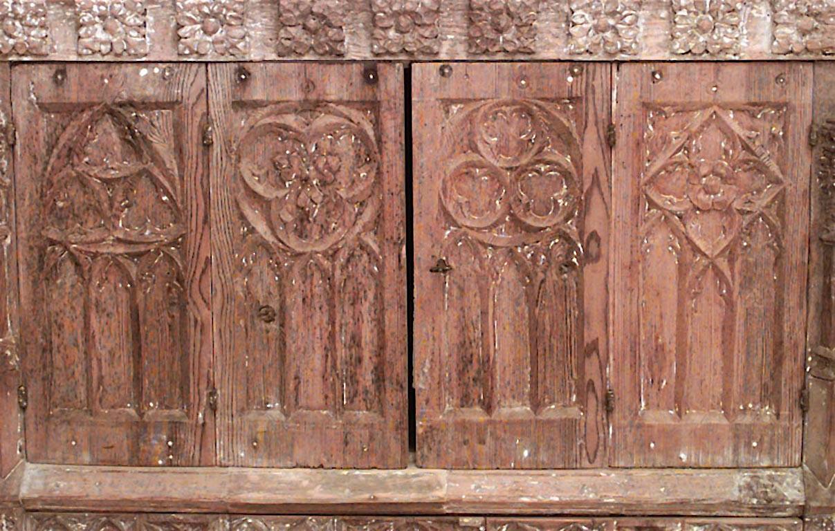 Englischer Hofschrank aus gestrippter Eiche im Stil der Neogotik (19. Jahrhundert) mit 1 Schublade und 2 Türen.