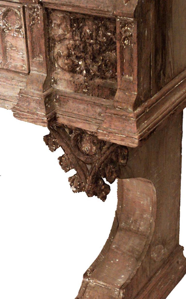 Englischer Hofschrank aus gestrippter Eiche im Stil der Neugotik im Zustand „Gut“ in New York, NY