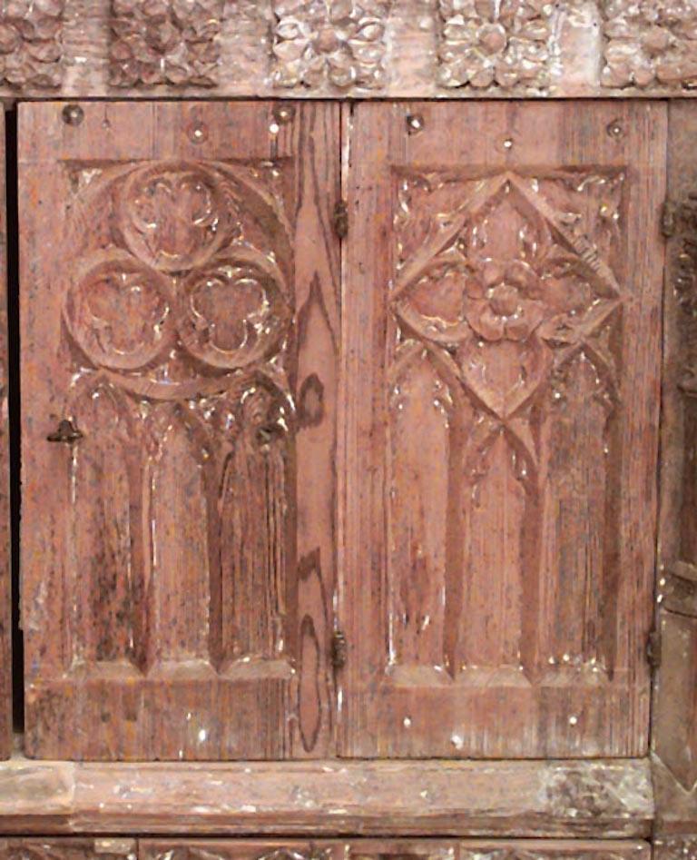 Englischer Hofschrank aus gestrippter Eiche im Stil der Neugotik (19. Jahrhundert)