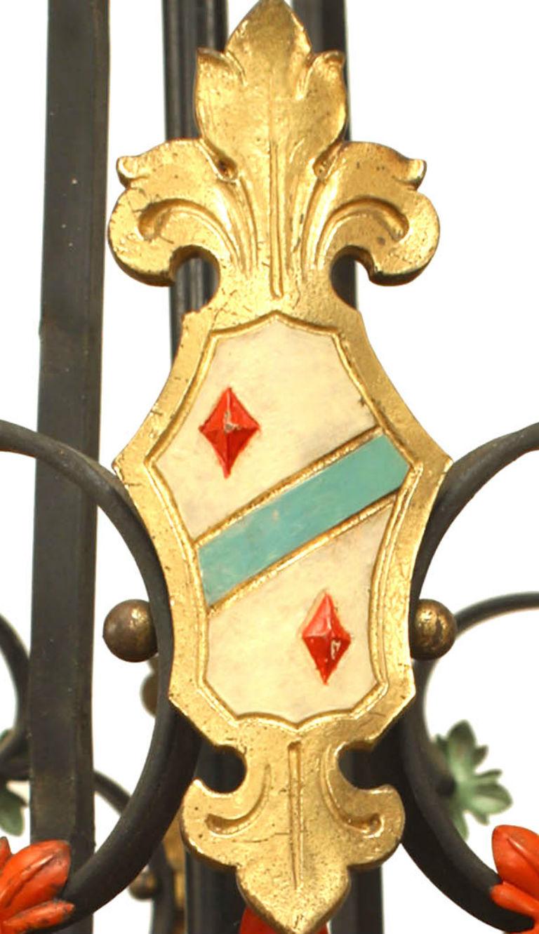 Englischer Schmiedeeisen-Kronleuchter mit bemaltem Schild im Stil der Neogotik (Britisch) im Angebot