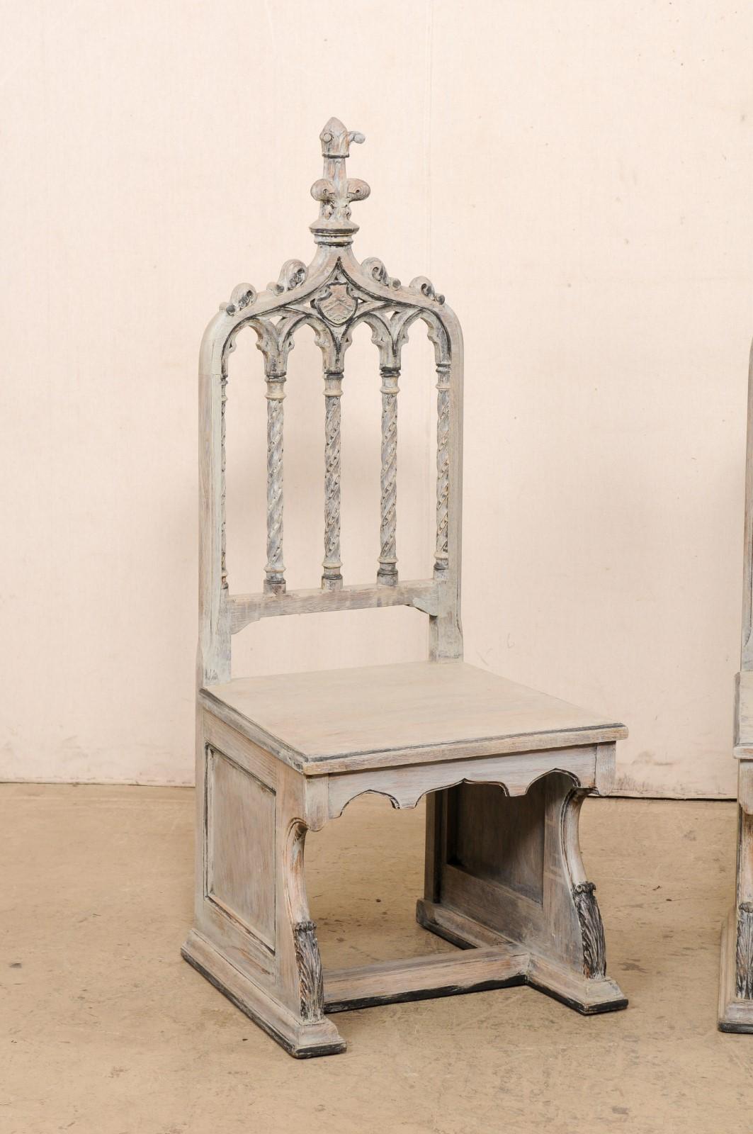 Englische geschnitzte Holzstühle im Stil der Neogotik, frühes 20. Jahrhundert (Neugotik) im Angebot