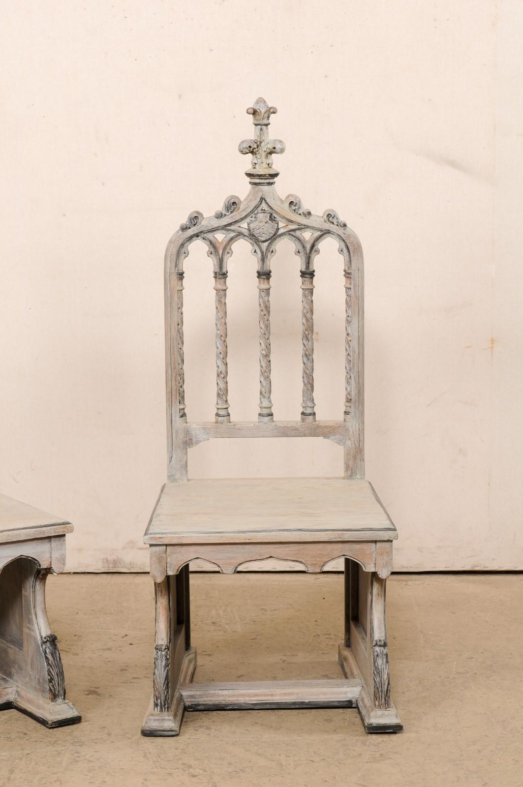 Englische geschnitzte Holzstühle im Stil der Neogotik, frühes 20. Jahrhundert im Zustand „Gut“ im Angebot in Atlanta, GA
