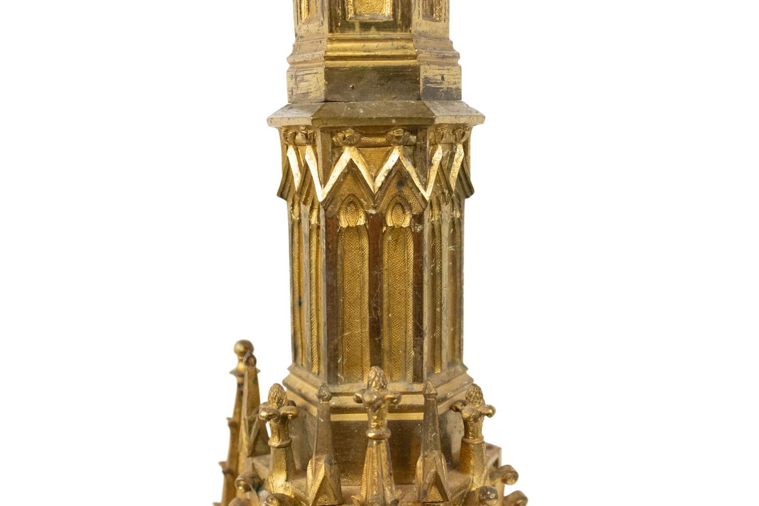 English Gothic Style Bronze Dore Altar Candlesticks im Zustand „Gut“ im Angebot in Queens, NY