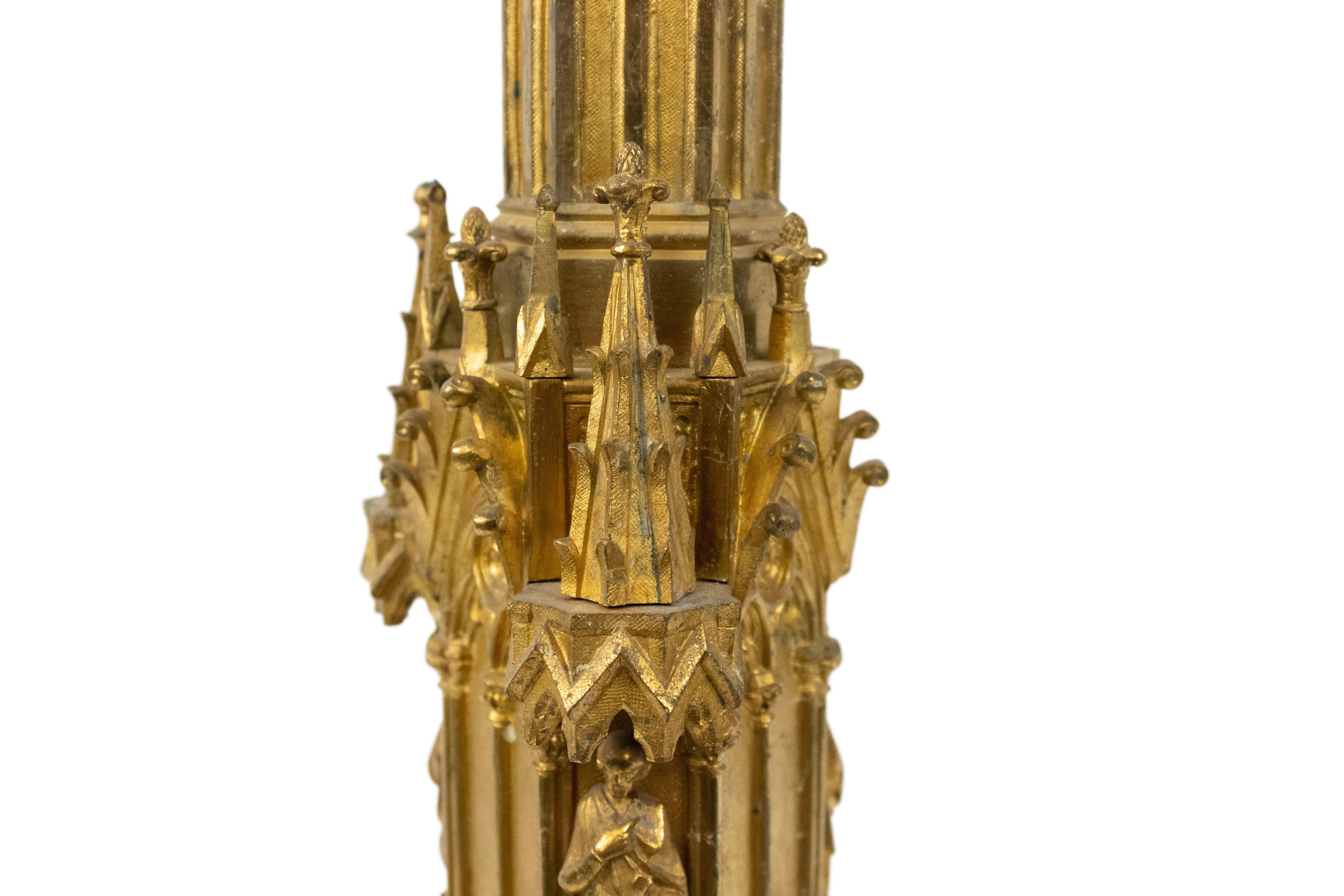 Englische Dore-Altar-Kerzenständer aus Bronze im gotischen Stil (19. Jahrhundert) im Angebot