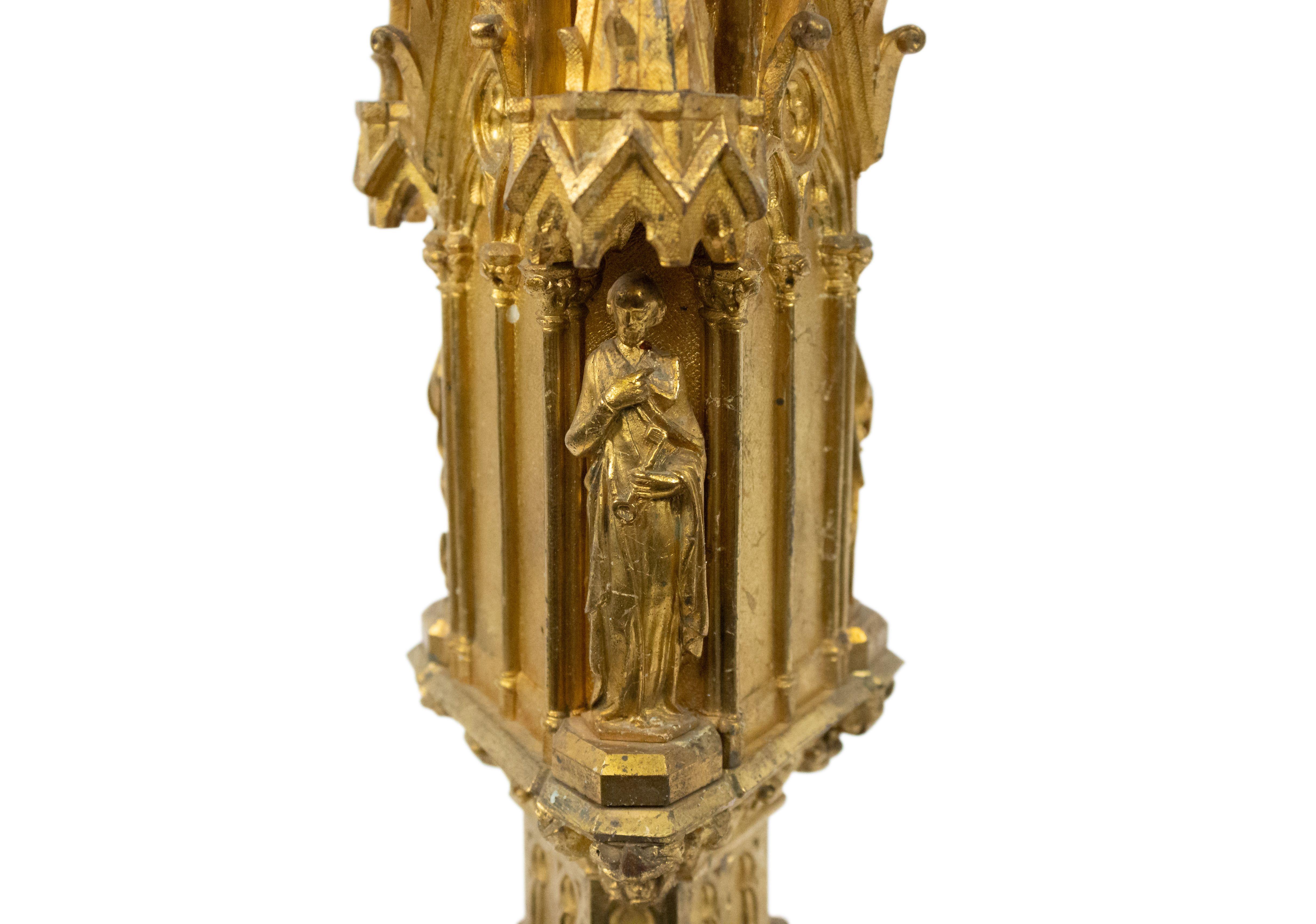 Englische Dore-Altar-Kerzenständer aus Bronze im gotischen Stil im Angebot 1