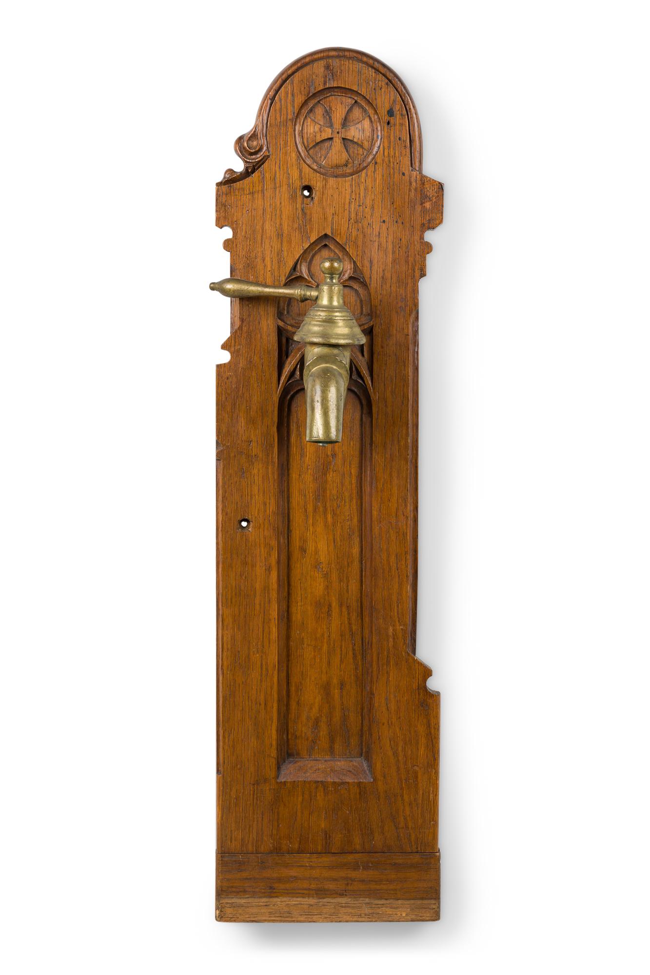 2 Bronzewasserhähne im Stil der englischen Gotik (19. Jahrhundert), montiert auf einer Wandtafel aus Eiche. (PREIS FÜR JEDEN).
 