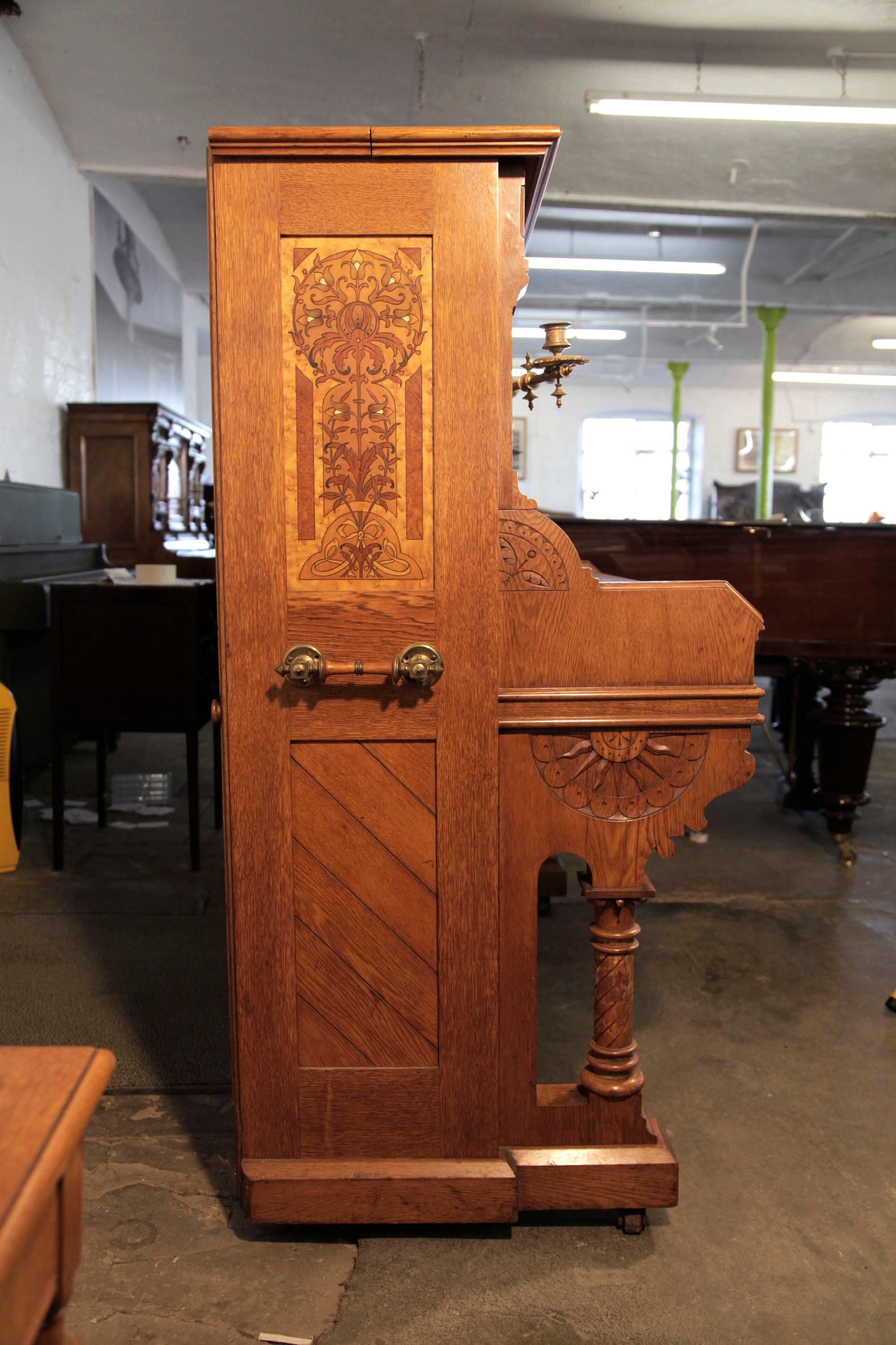 XIXe siècle Piano droit Ibach de style gothique anglais en chêne sculpté Motifs d'art populaire traditionnel anglais en vente