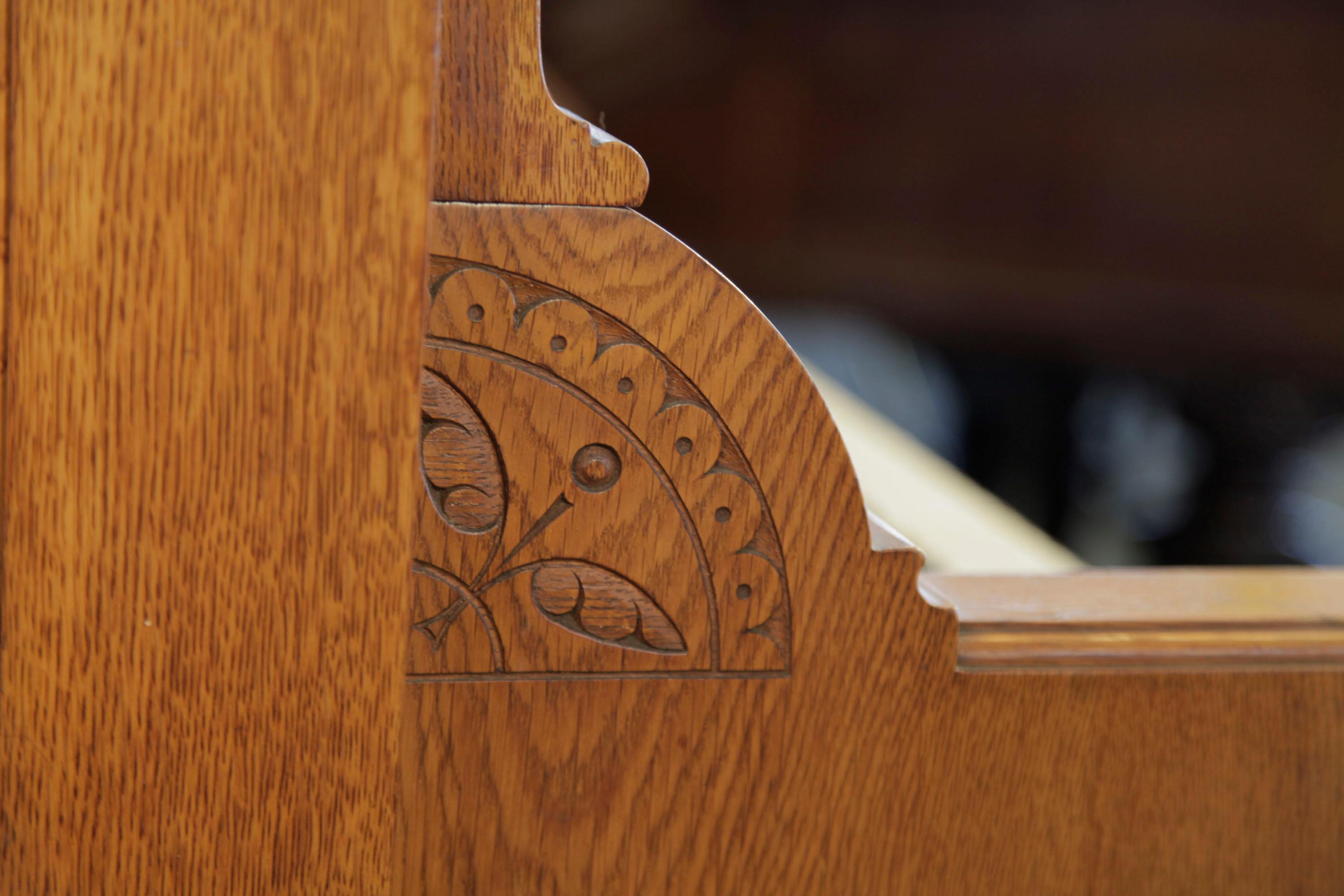 Chêne Piano droit Ibach de style gothique anglais en chêne sculpté Motifs d'art populaire traditionnel anglais en vente