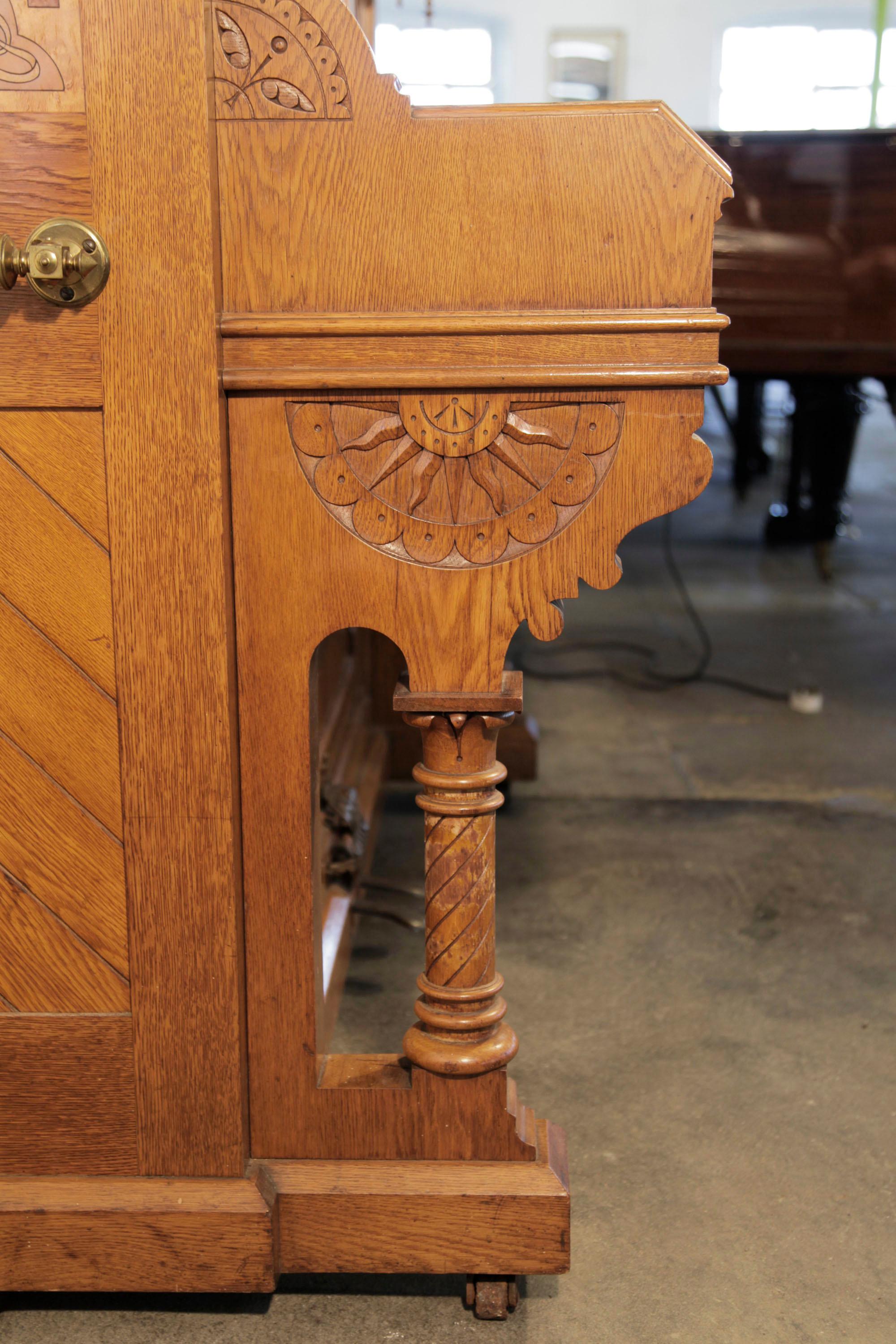 Piano droit Ibach de style gothique anglais en chêne sculpté Motifs d'art populaire traditionnel anglais en vente 2