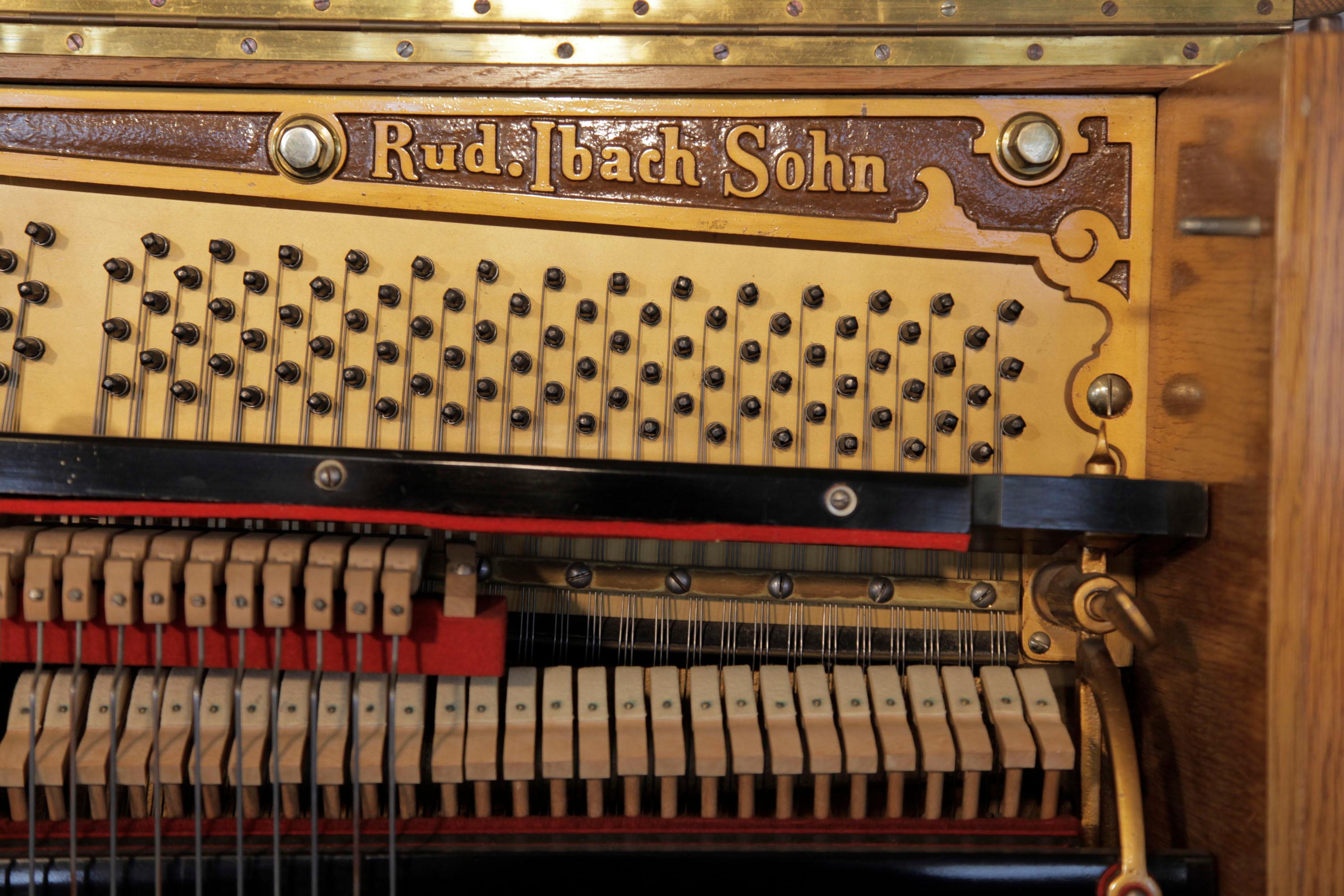 Piano droit Ibach de style gothique anglais en chêne sculpté Motifs d'art populaire traditionnel anglais en vente 5