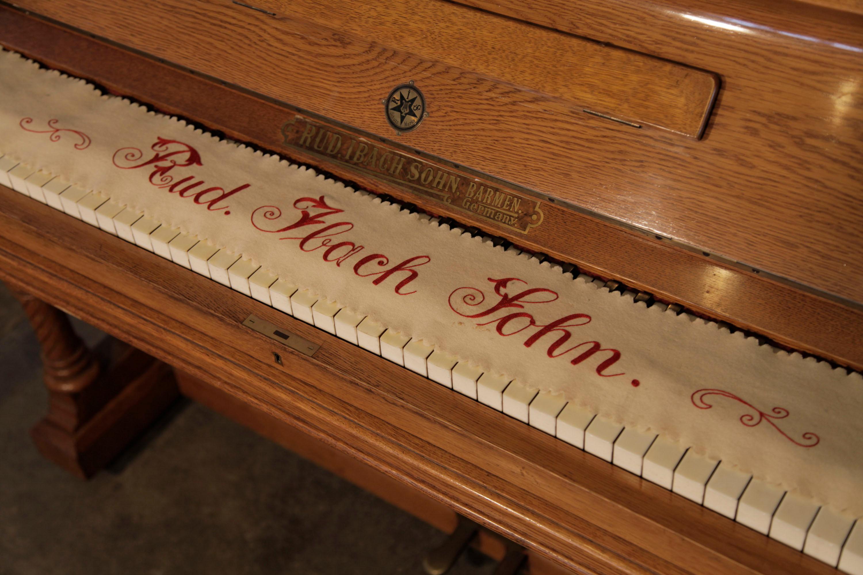 Piano droit Ibach de style gothique anglais en chêne sculpté Motifs d'art populaire traditionnel anglais en vente 8