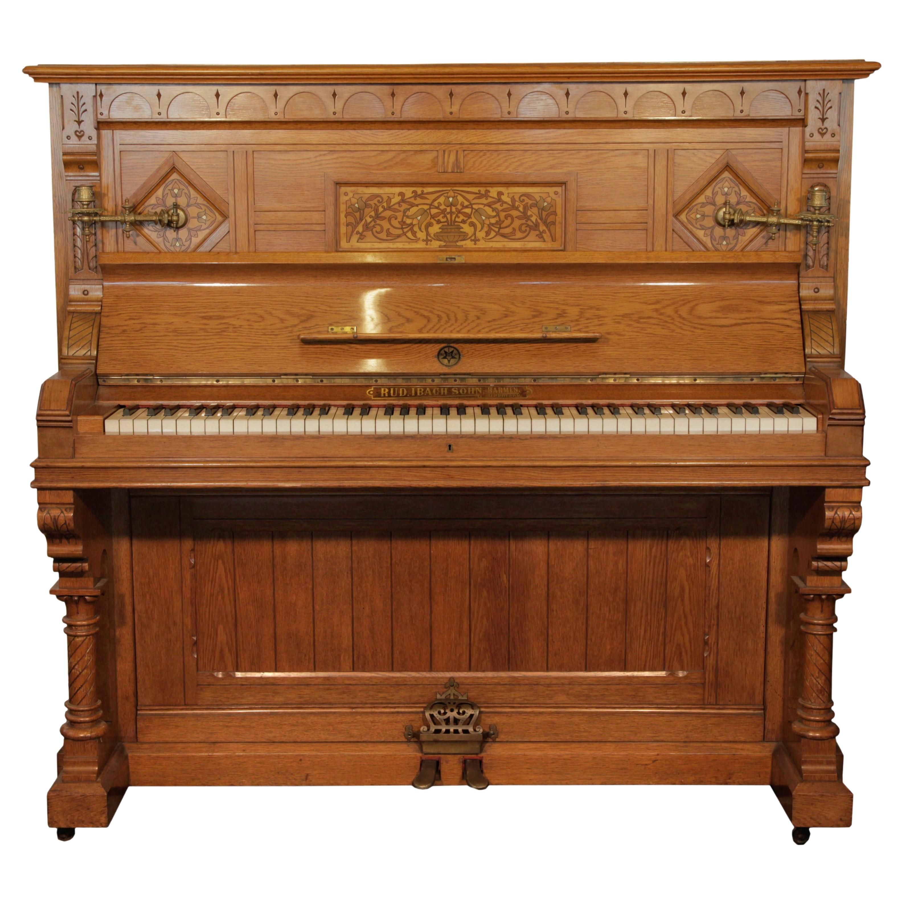 Piano droit Ibach de style gothique anglais en chêne sculpté Motifs d'art populaire traditionnel anglais