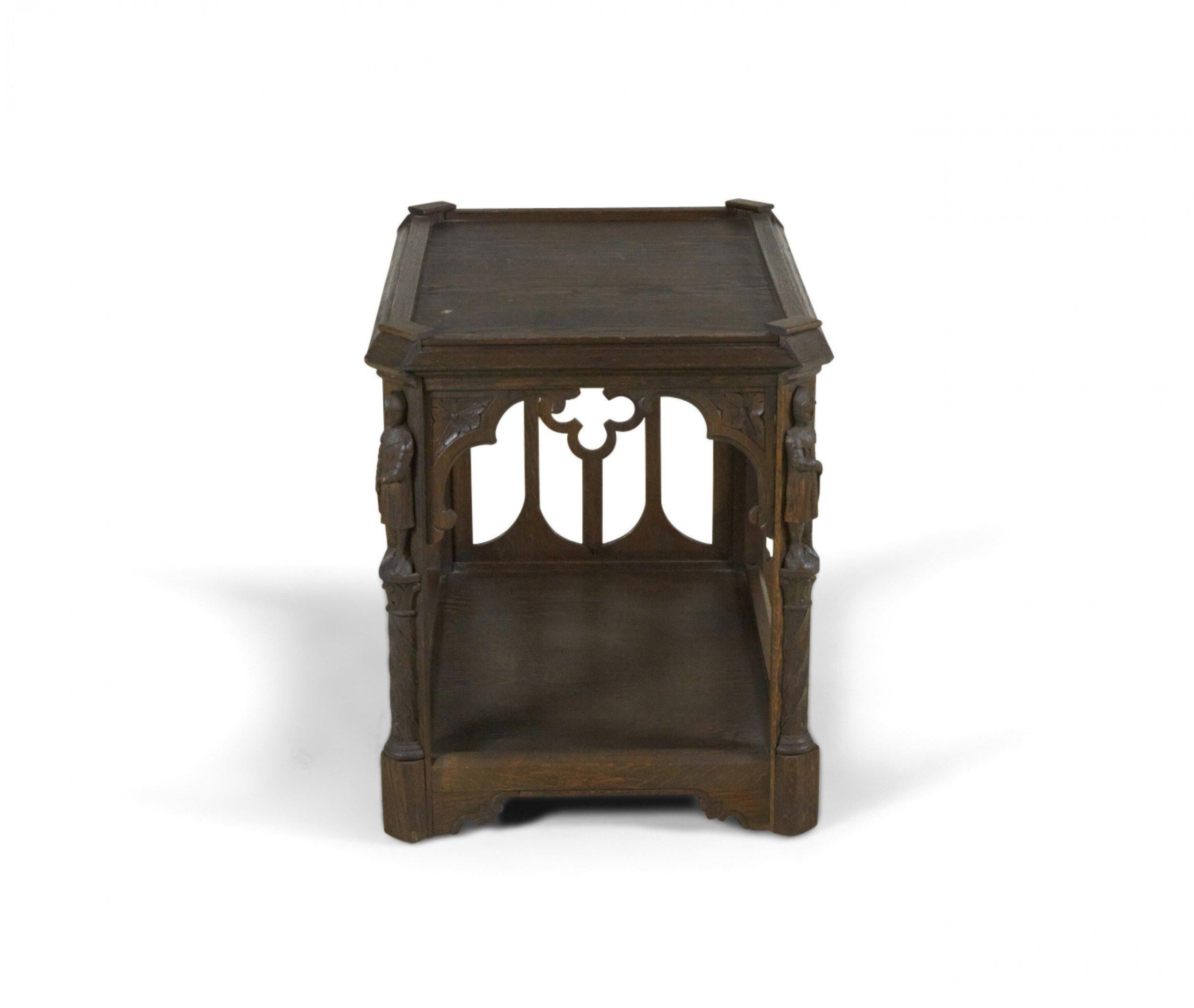 English Gothic Style Oak End Table In Good Condition For Sale In Queens, NY