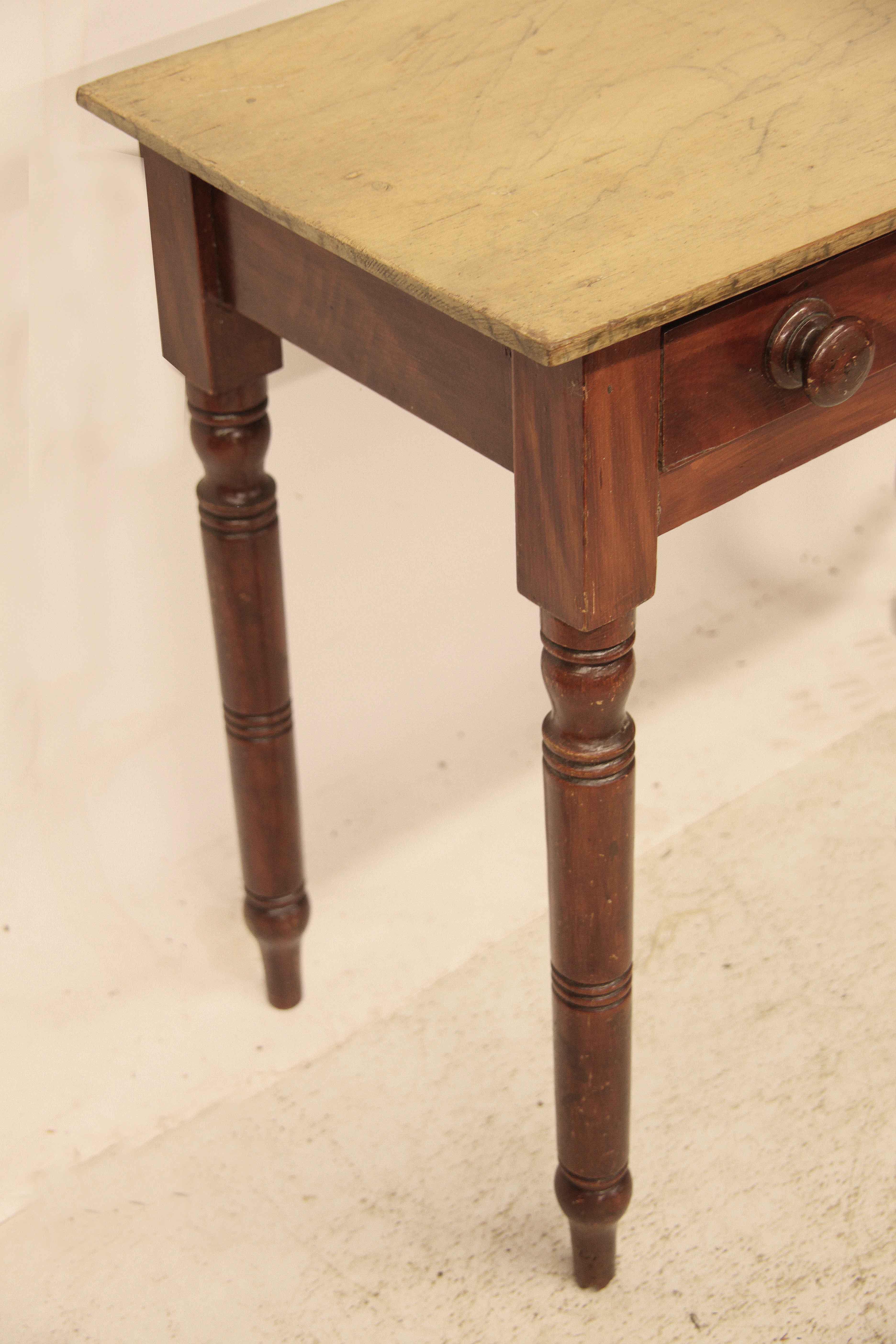 Englische Maserung lackiert eine Schublade Tisch, der Bogen vorne oben ist gemalt, um Marmor zu simulieren,  Maserung lackiert Schublade behält die ursprünglichen Knöpfe,  Die Beine sind gedreht und gut proportioniert.  