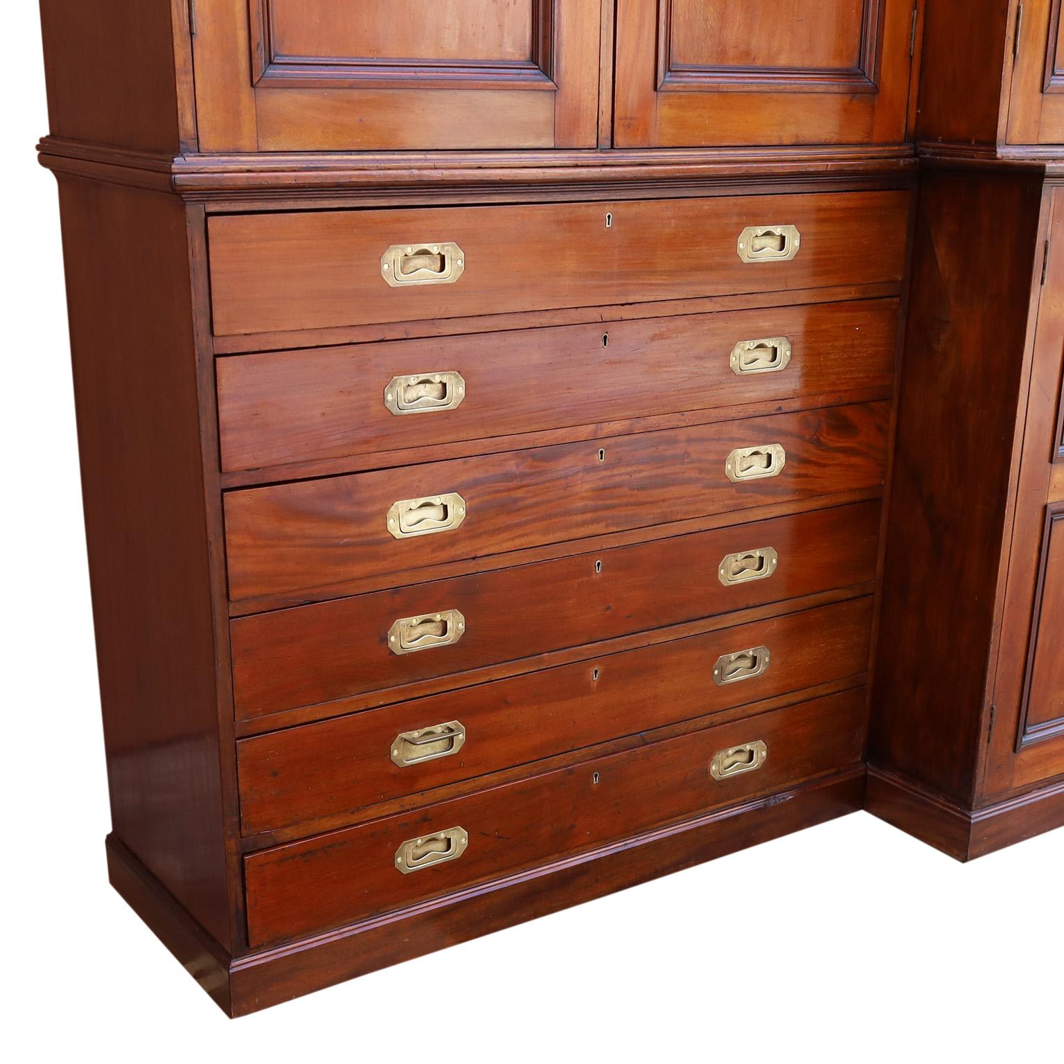 English Grand Library Cabinet Bookcase In Good Condition For Sale In Palm Beach, FL
