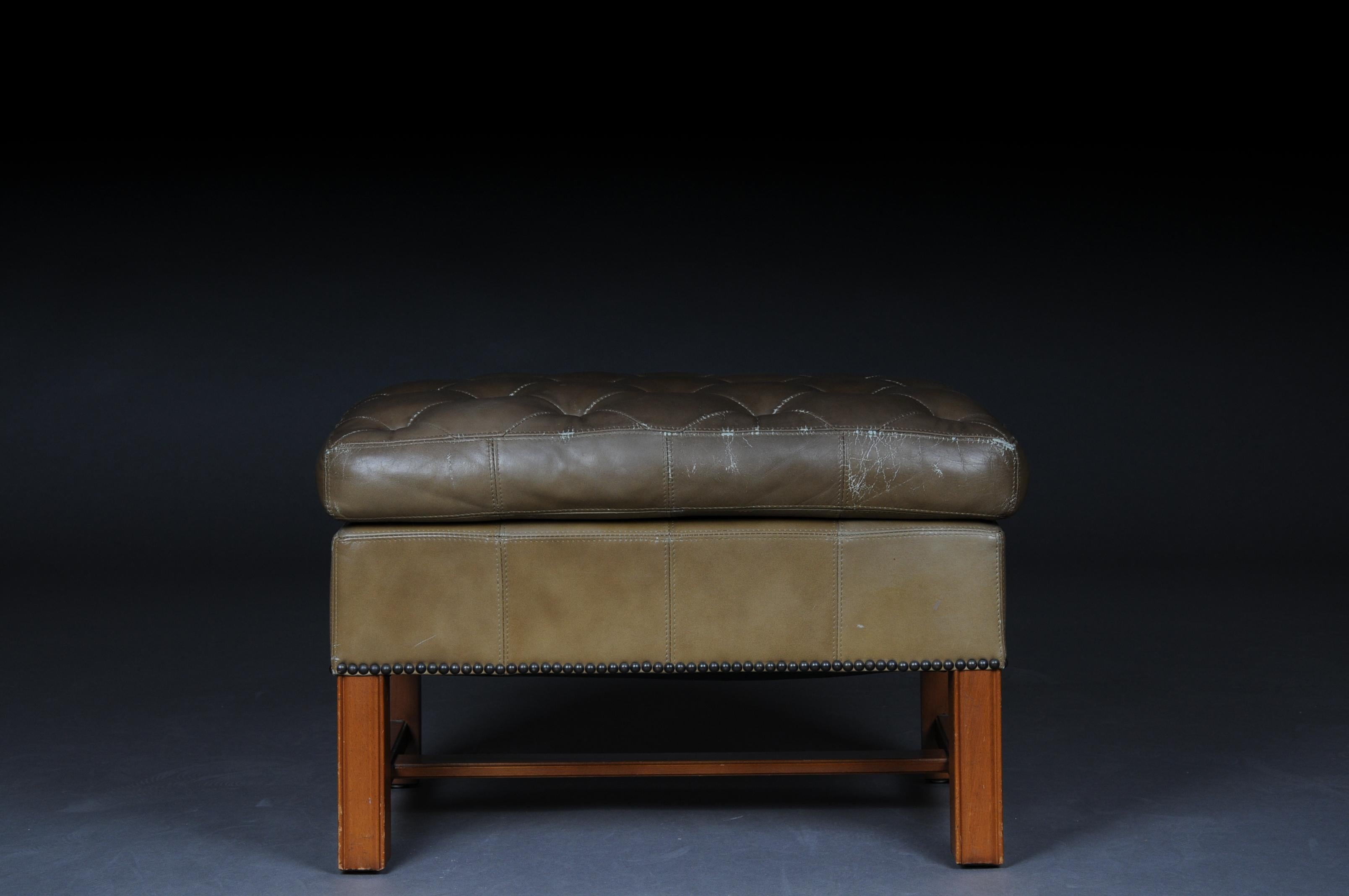 English gray Chesterfield stool / bench, 20th century

Chesterfield stool with a wooden yew frame. Knotted seat. Gray-green leather, England 20th century. Used vintage condition.

(V-232).