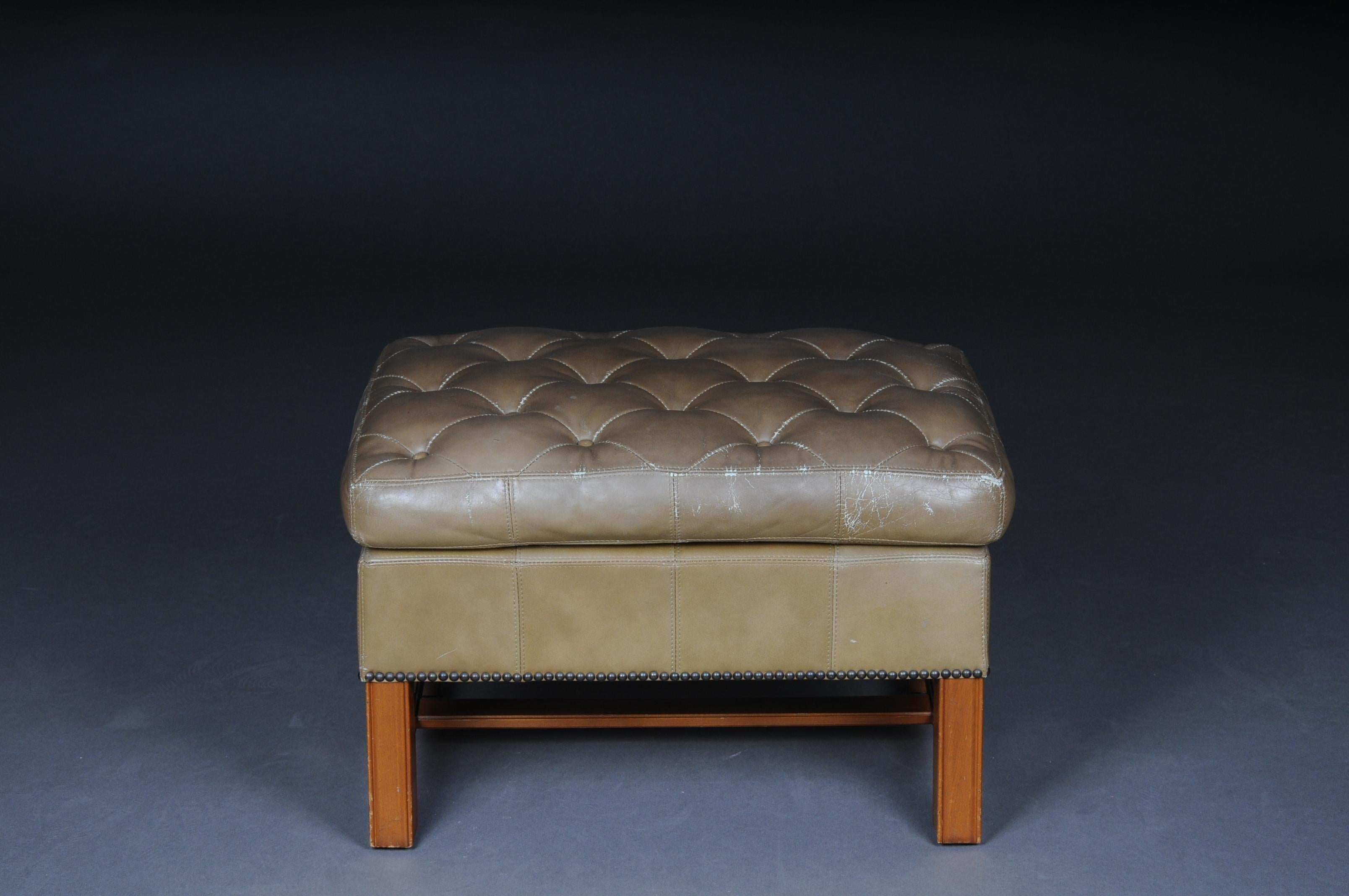 English Gray Chesterfield Stool / Bench, 20th Century In Fair Condition For Sale In Berlin, DE