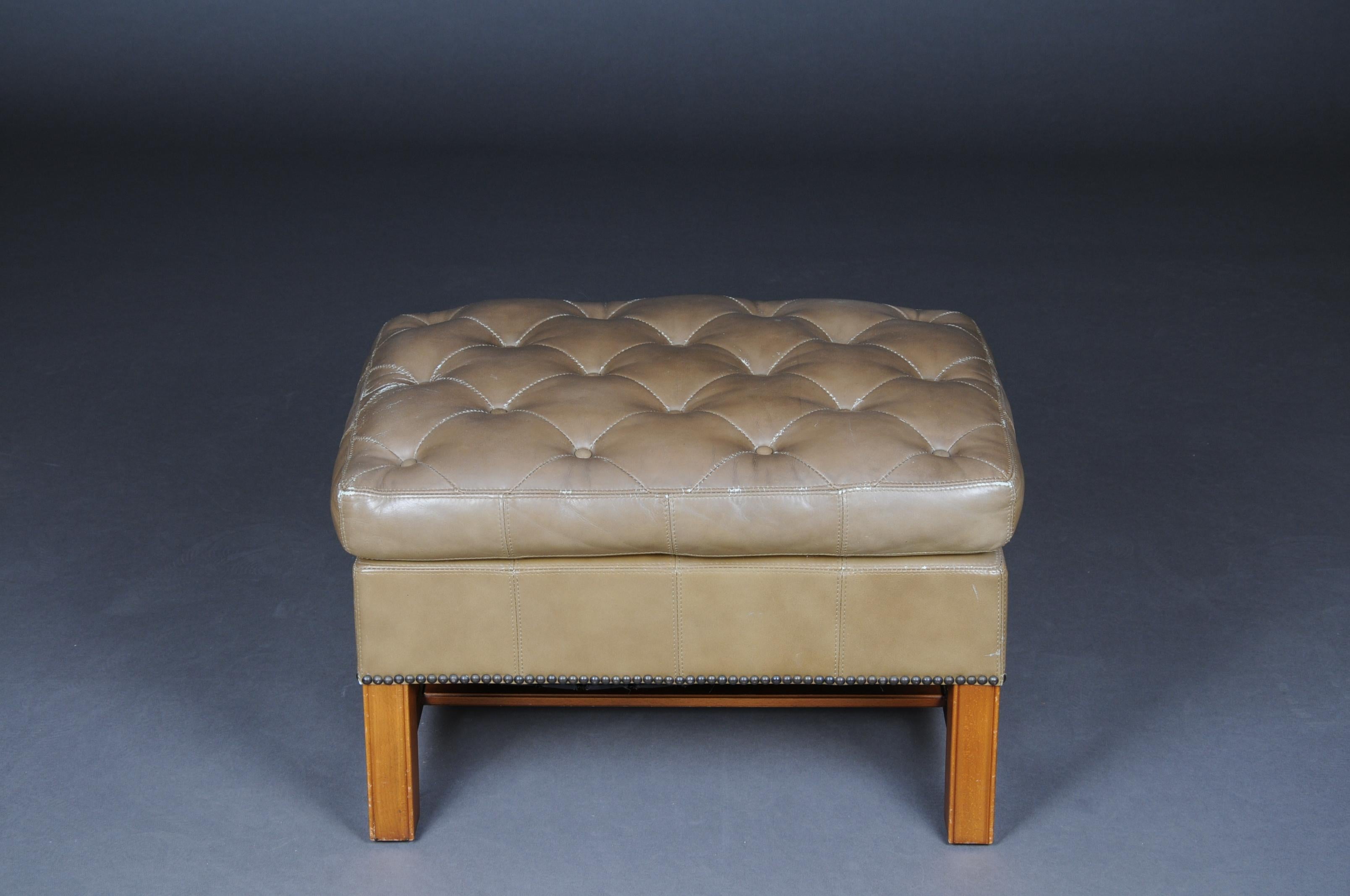 English Gray Chesterfield Stool / Bench, 20th Century For Sale 2
