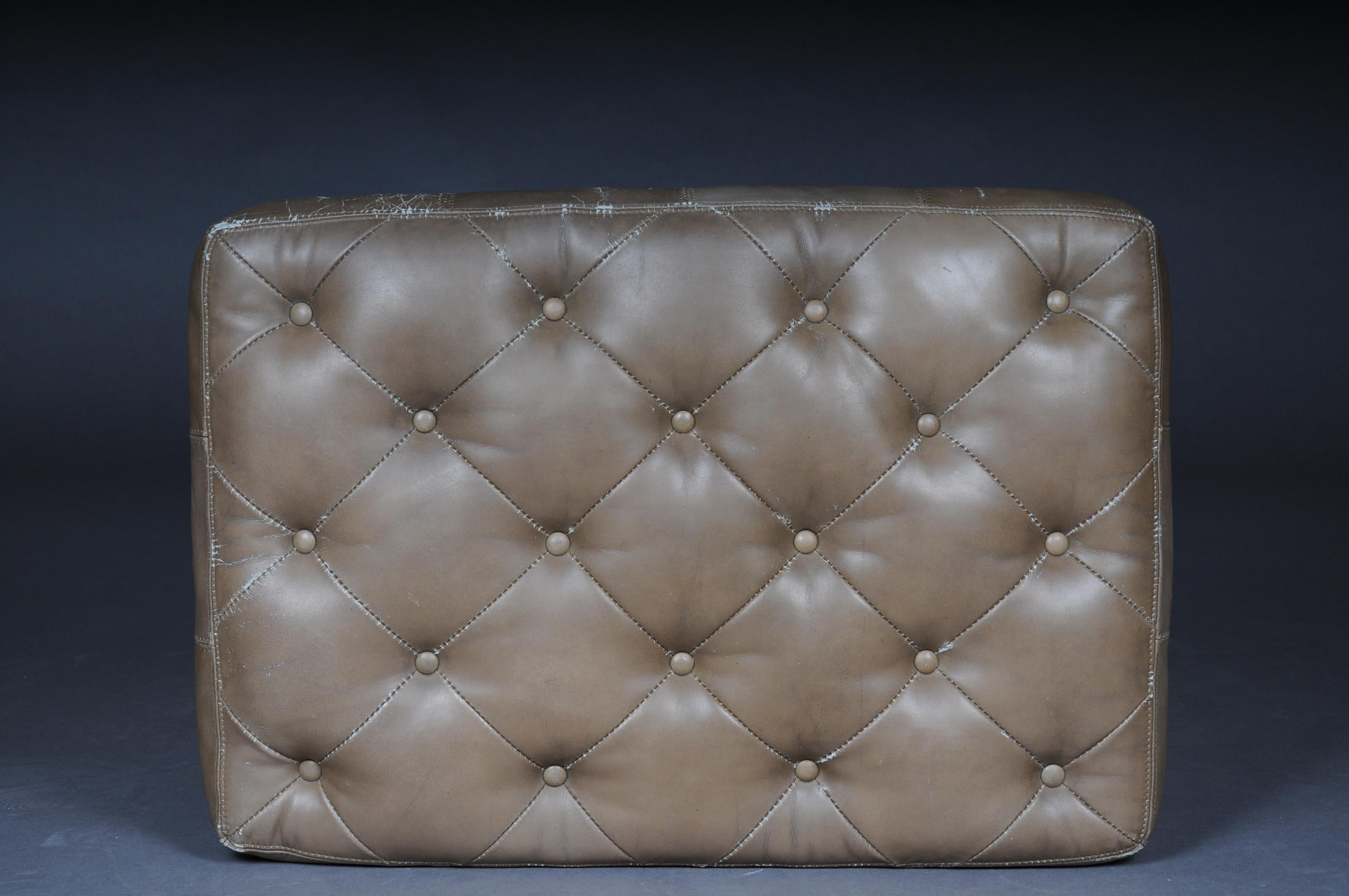 English Gray Chesterfield Stool / Bench, 20th Century For Sale 4