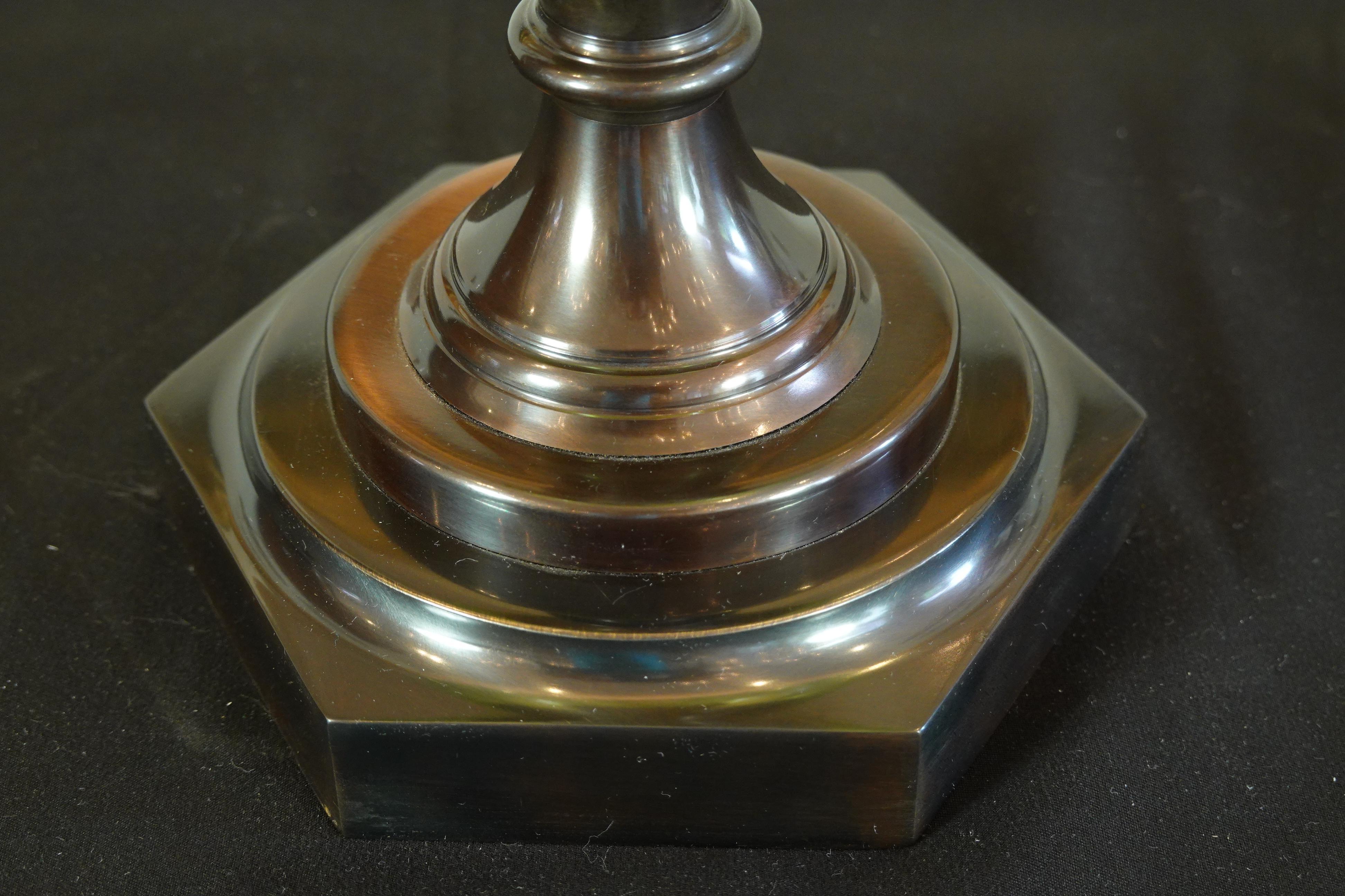 English Green Crystal Urn Form Lamp with Etched Fern Design by Lucy Cope In Excellent Condition In Pembroke, MA
