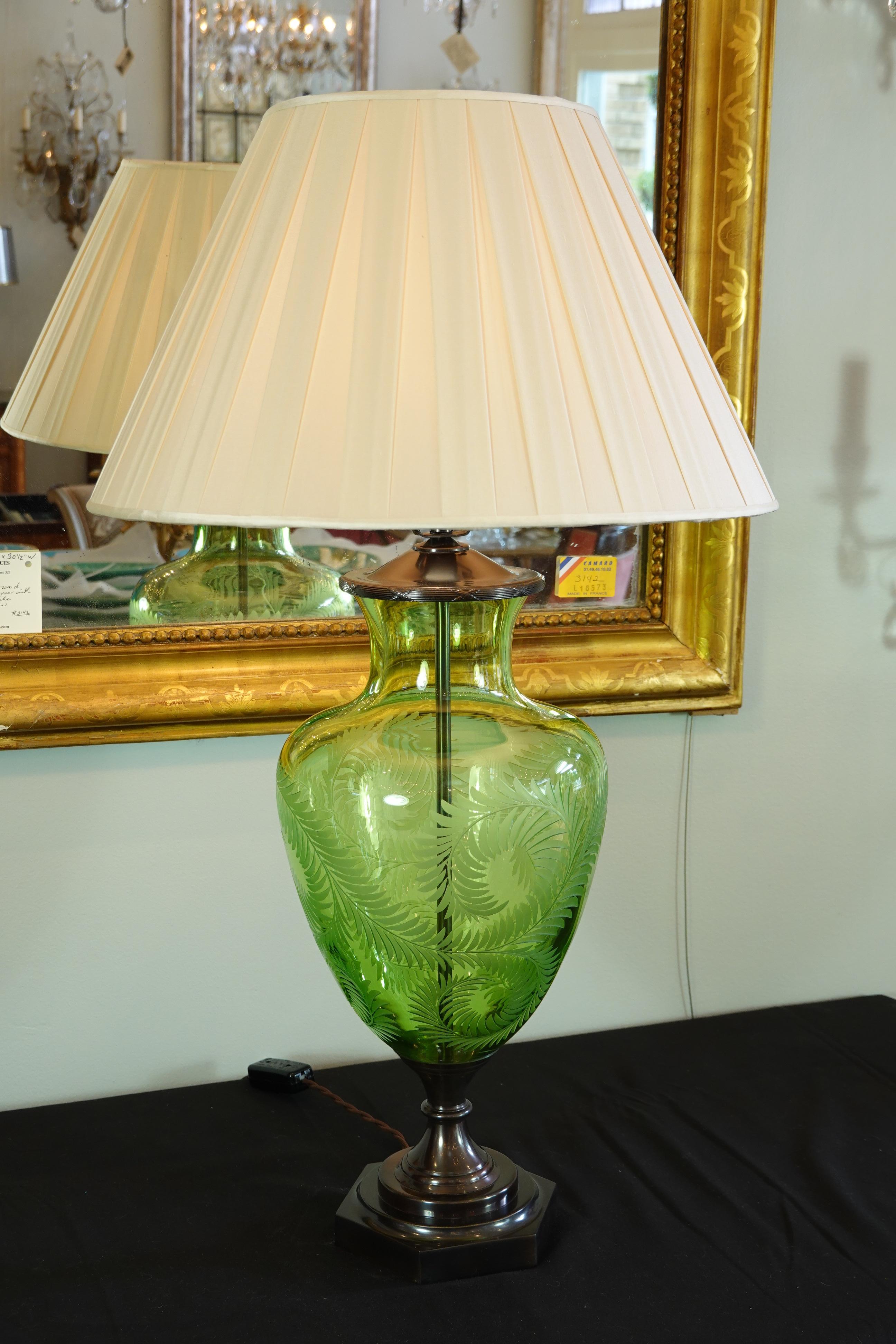 English Green Crystal Urn Form Lamp with Etched Fern Design by Lucy Cope In Excellent Condition In Pembroke, MA