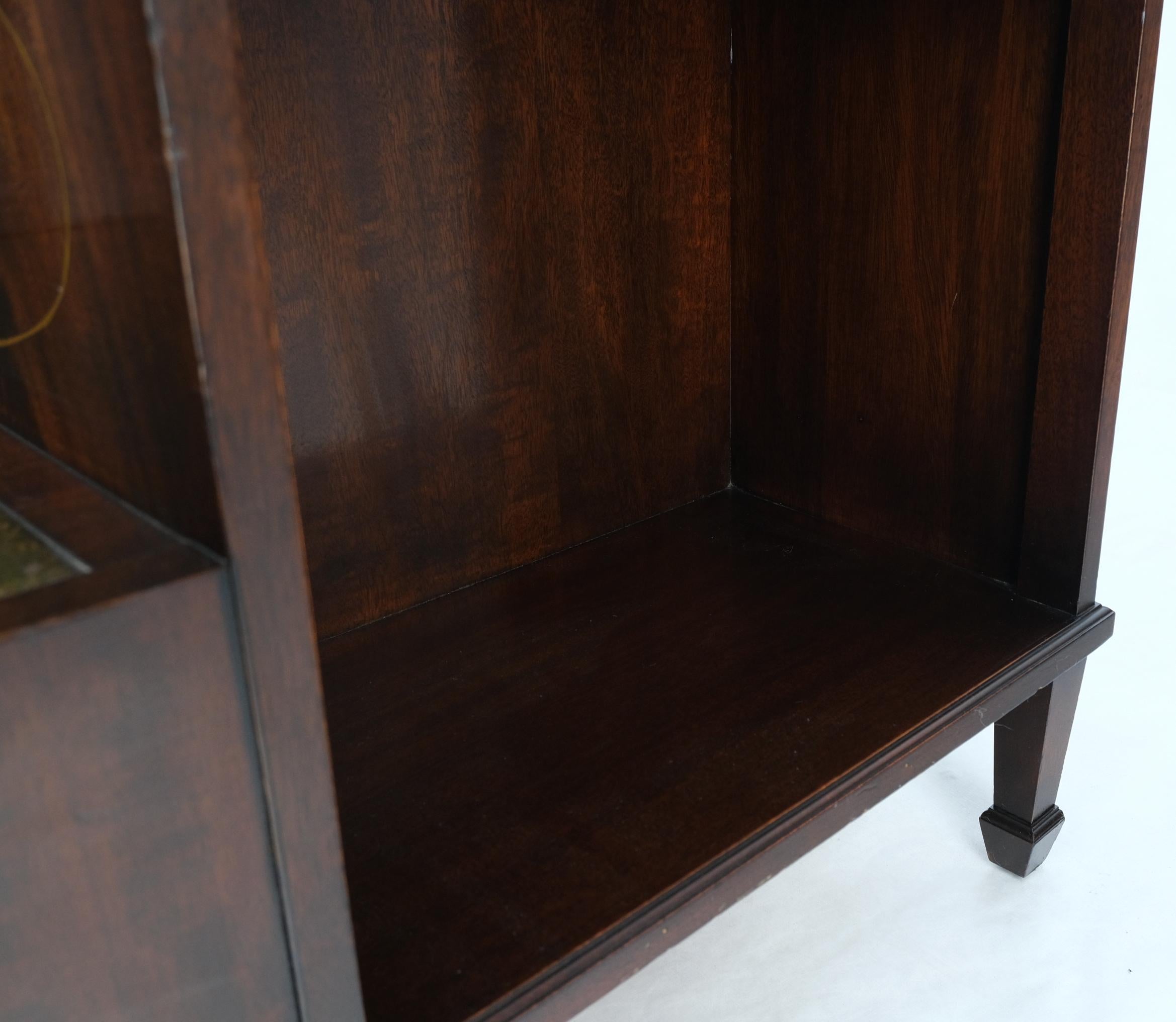 Bibliothques anglaises en cuir vert et acajou pour tables d'appoint et tables de chevet en vente 6