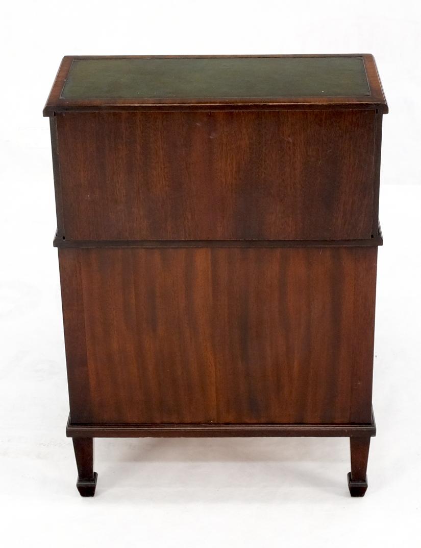 Bibliothques anglaises en cuir vert et acajou pour tables d'appoint et tables de chevet en vente 7