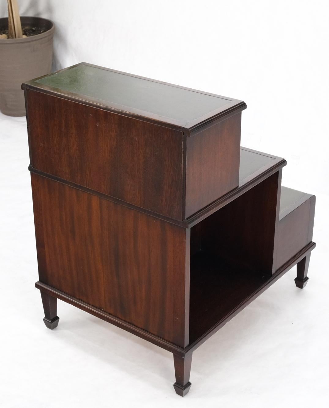 Anglais Bibliothques anglaises en cuir vert et acajou pour tables d'appoint et tables de chevet en vente