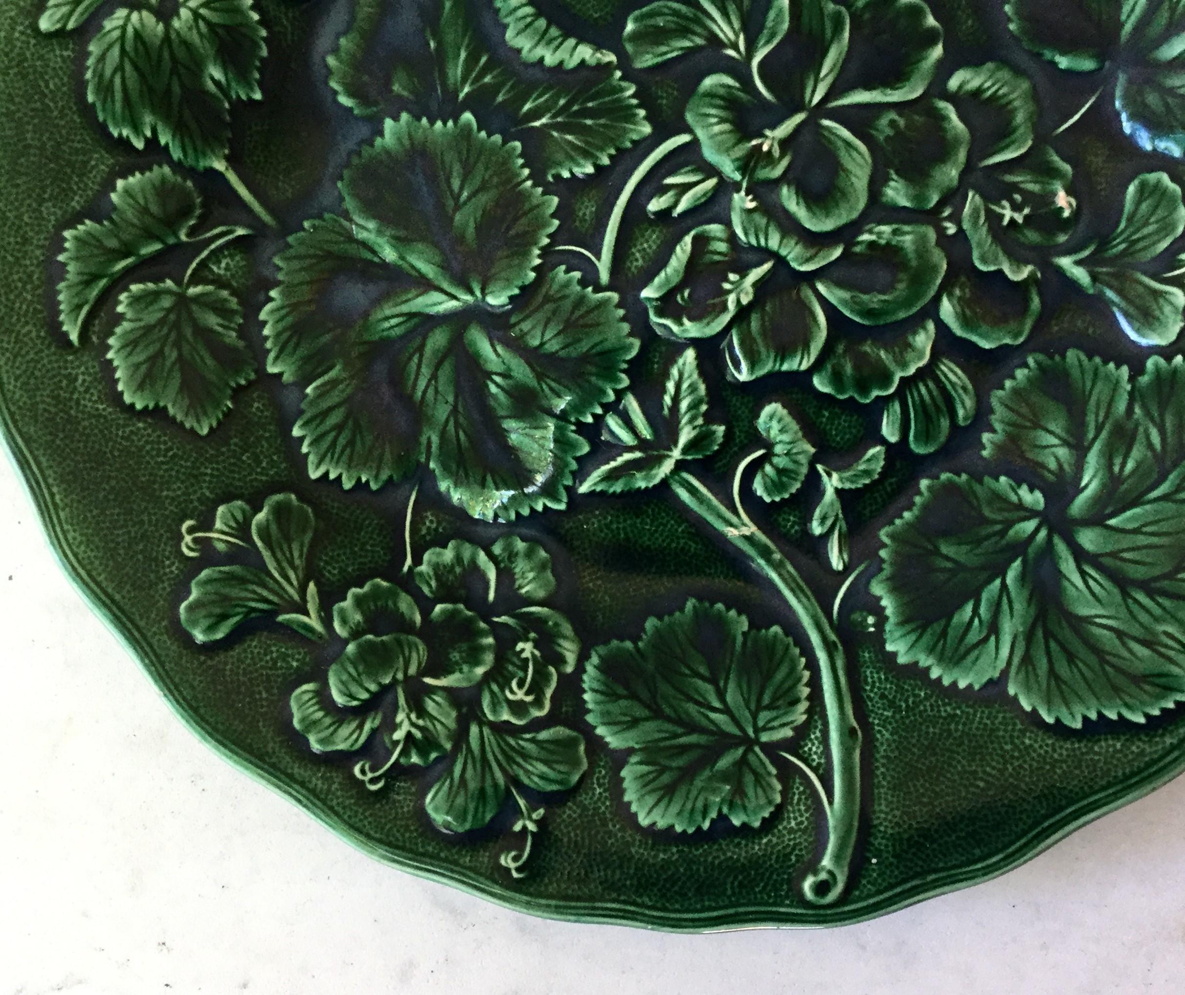 English Green Majolica Geranium Plate, circa 1880 In Good Condition In Austin, TX