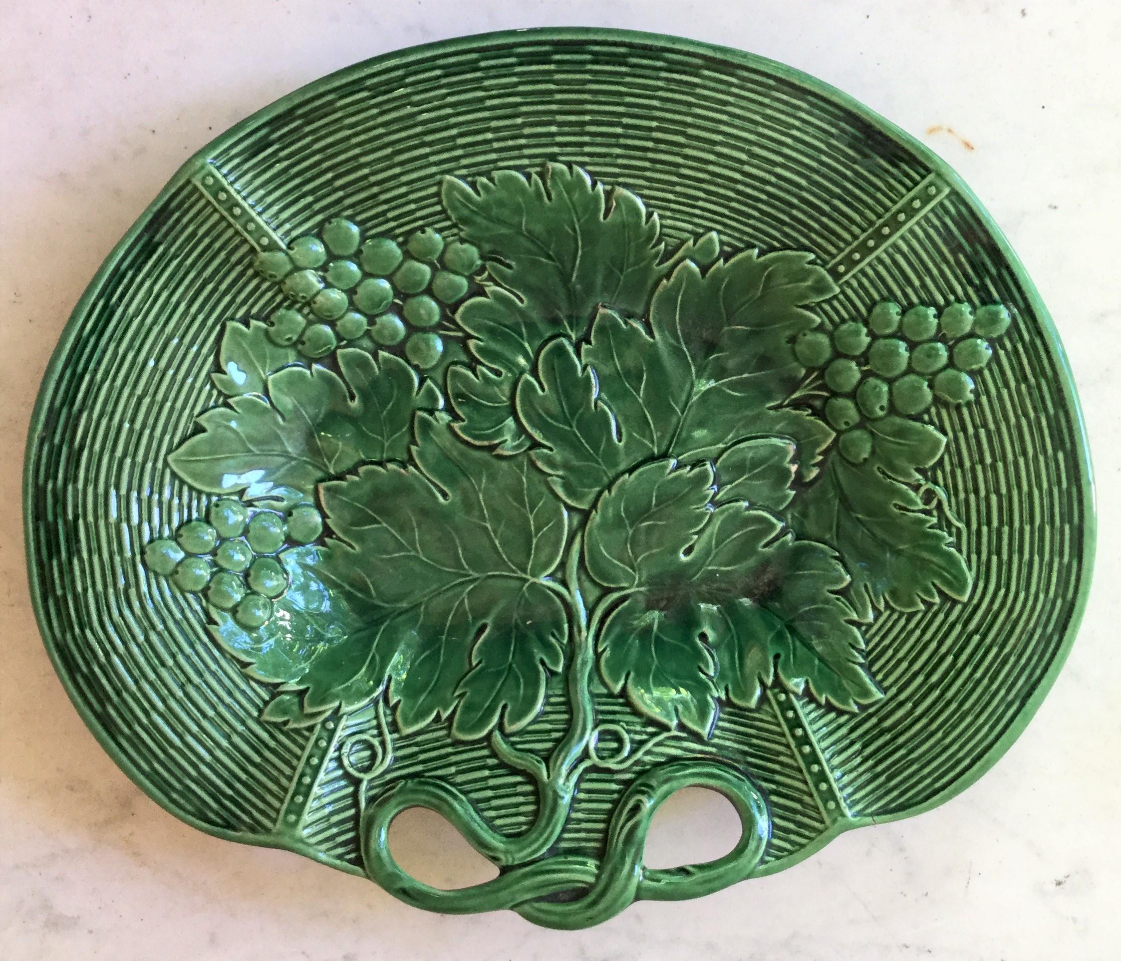 English green Majolica grapes handled platter signed Davenport, circa 1800.
Dated 1793-1810.