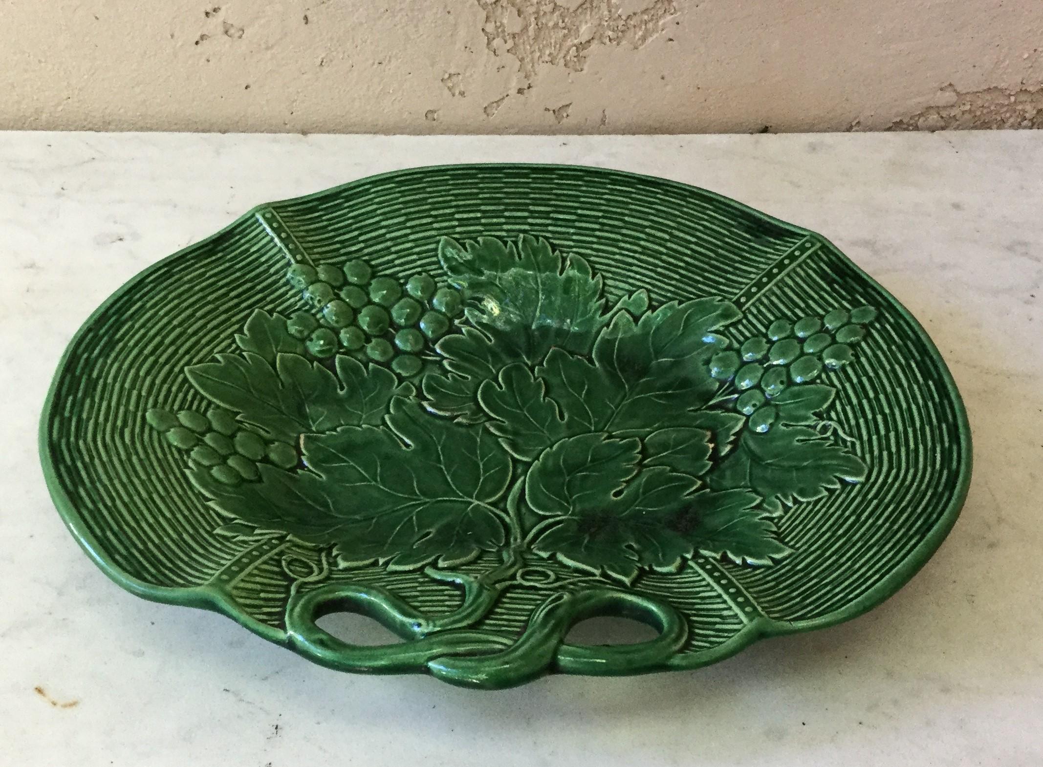 English Green Majolica Grapes Platter Davenport, circa 1800 In Good Condition In Austin, TX