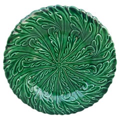 Plato inglés de mayólica verde con hojas circa 1880